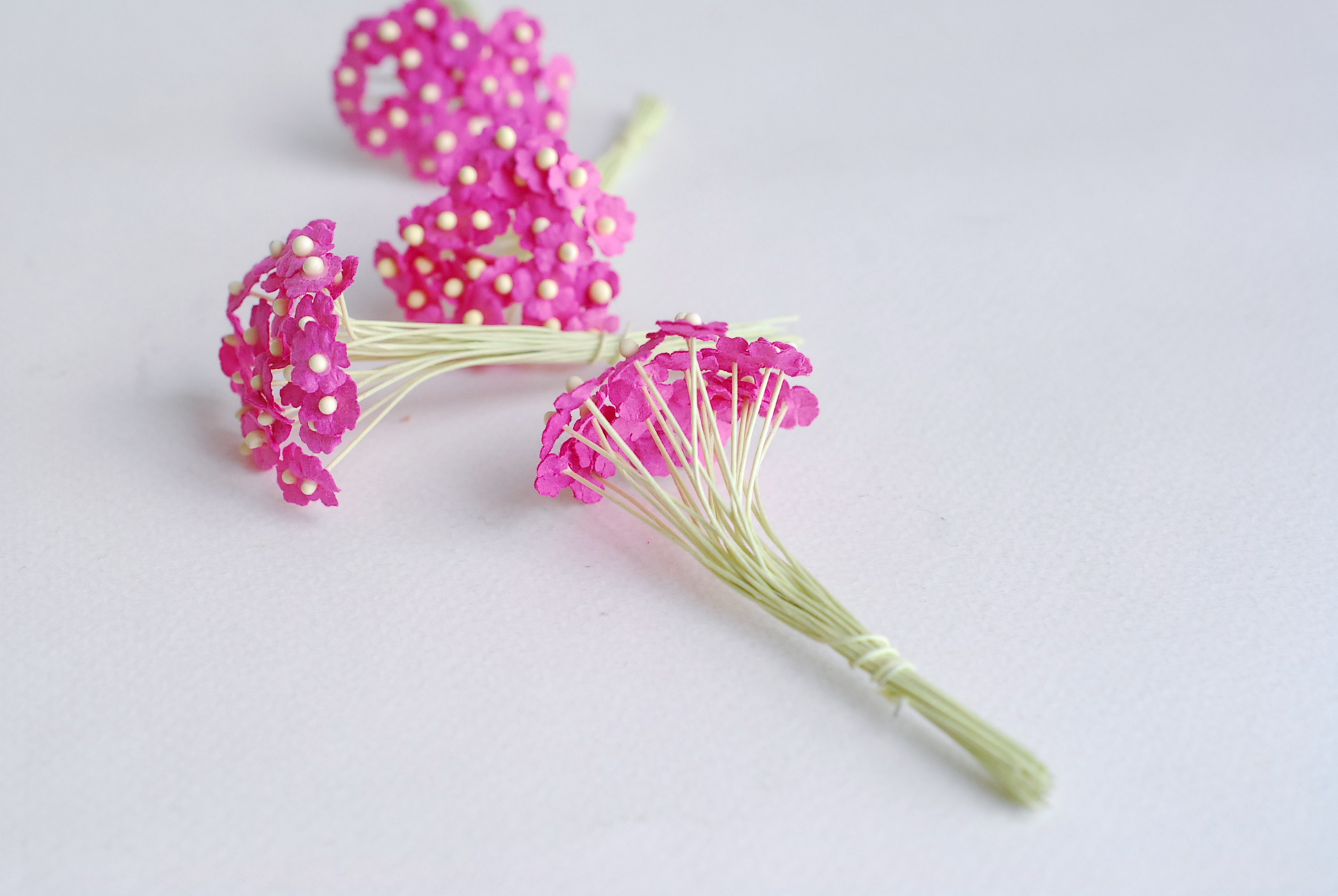 ดอกไม้กระดาษสา ดอกไม้กระดาษสาราคาส่ง ดอกไม้กระดาษสำหรับตกแต่ง งานแต่งงาน หรือติดของชำร่วย ดอกไม้จิ๋ว 100 ดอก ขนาด 0.6 cm. สีชมพูเข้ม Small Paper Flower with stem, , 100 pcs., size 0.6 cm., small creeping ladies flowers 1 layer, hot pink color.