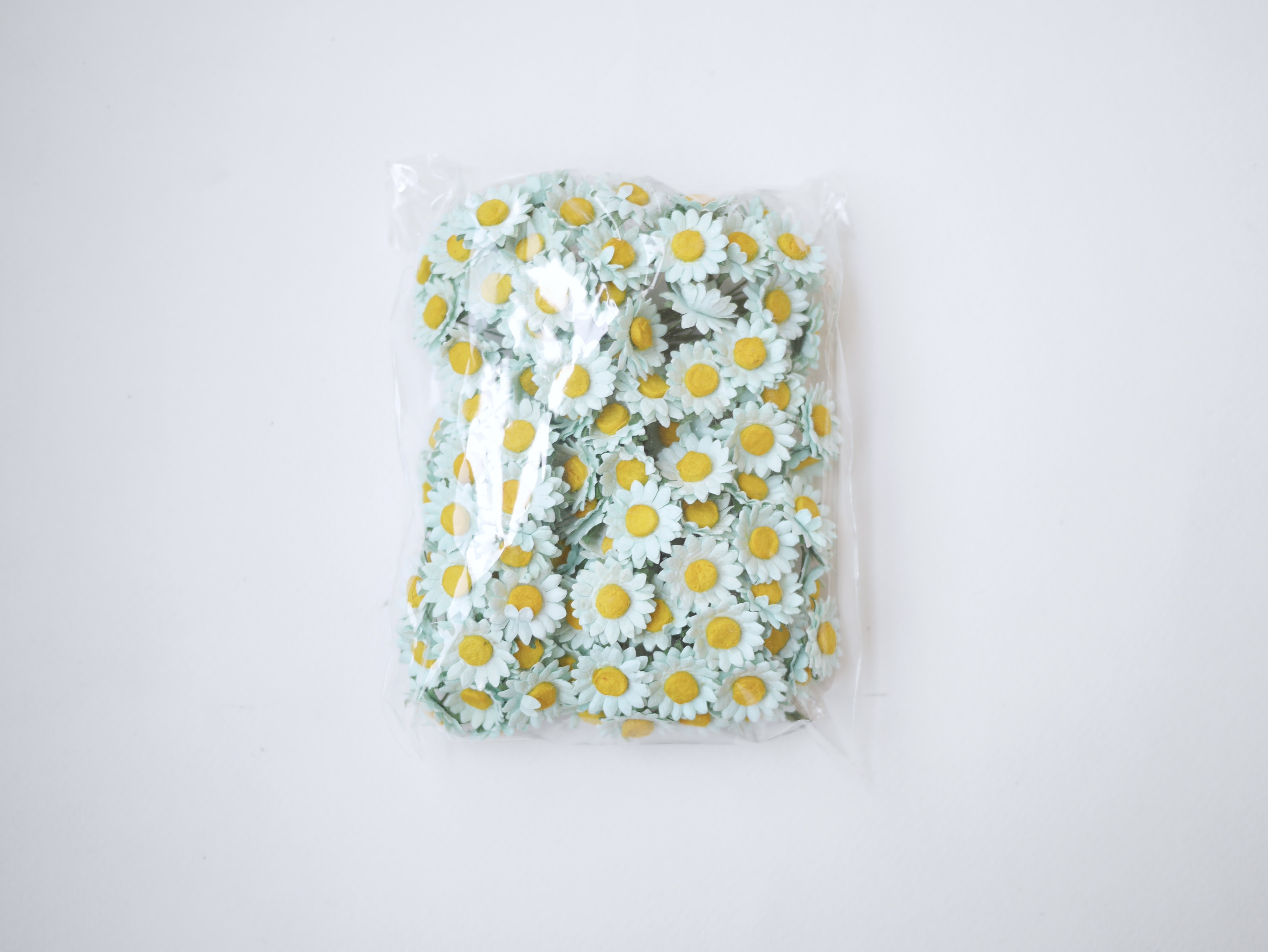 ดอกทานตะวันกระดาษ ดอกไม้กระดาษสา ดอกไม้ประดิษฐ์จากกระดาษสา ดอกทานตะวัน ดอกไม้กระดาษสาขายส่ง ดอกไม้ประดิษฐ์ ดอกไม้ทำข้อมือเพื่อนเจ้าสาว ขนาด 1.5 cm. จำนวน 100 ดอก สีมิ้นท์ Paper Flower, Sun Flowers, mint color, size 1.5 cm 100 pieces, yellow pollen.
