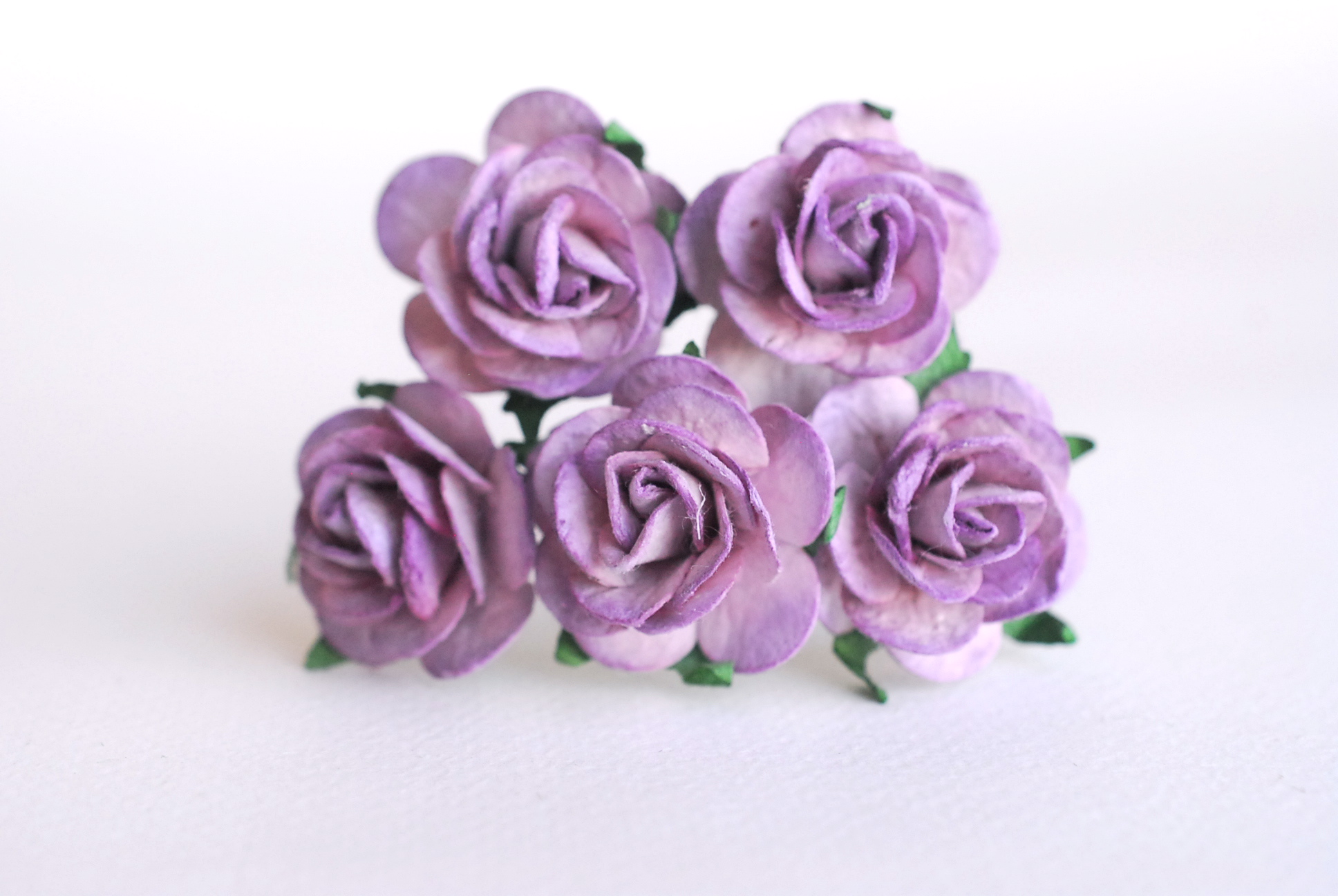 ดอกไม้กระดาษ ดอกไม้กระดาษสา ราคาส่ง,ดอกไม้กุหลาบกระดาษ ดอกกุหลาบกระดาษสา ดอกไม้ประดิษฐ์ สำหรับตกแต่ง หรืองานแต่งงาน สีม่วงตุ่น ขนาด 2.5 cm. จำนวน 50 ดอก