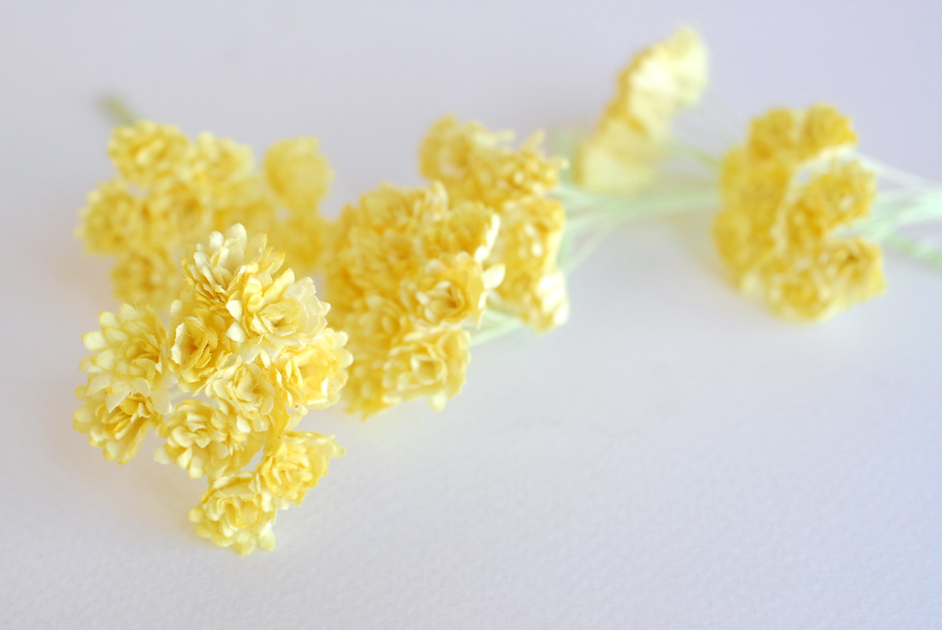 ดอกไม้ประดิษฐ์, ดอกไม้กระดาษสา, ดอก gypsophila, ดอกยิปโซ งานประดิษฐ์ตกแต่งของชำร่วย, ดอกไม้ทำพานพุ่ม, พานรับไหว้, ขนาด 1 cm. สีเหลือง