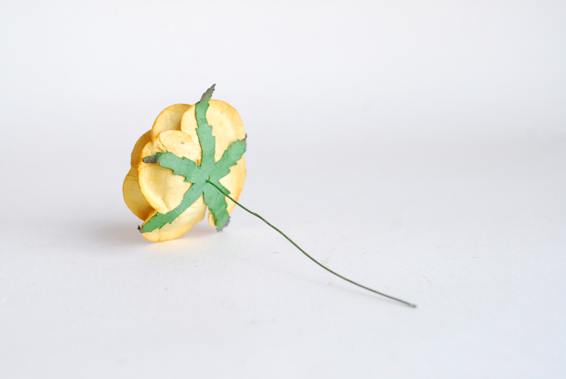 ดอกไม้กระดาษสา, ดอกไม้กุหลาบกระดาษ, ดอกไม้ประดิษฐ์, สำหรับของชำร่วย, งานแต่งงาน,สีเหลืองพระ ขนา่ด 4.5 cm.,Paper flower,20 Pieces mulberry rose, 4.00 cm. yellow medium color.