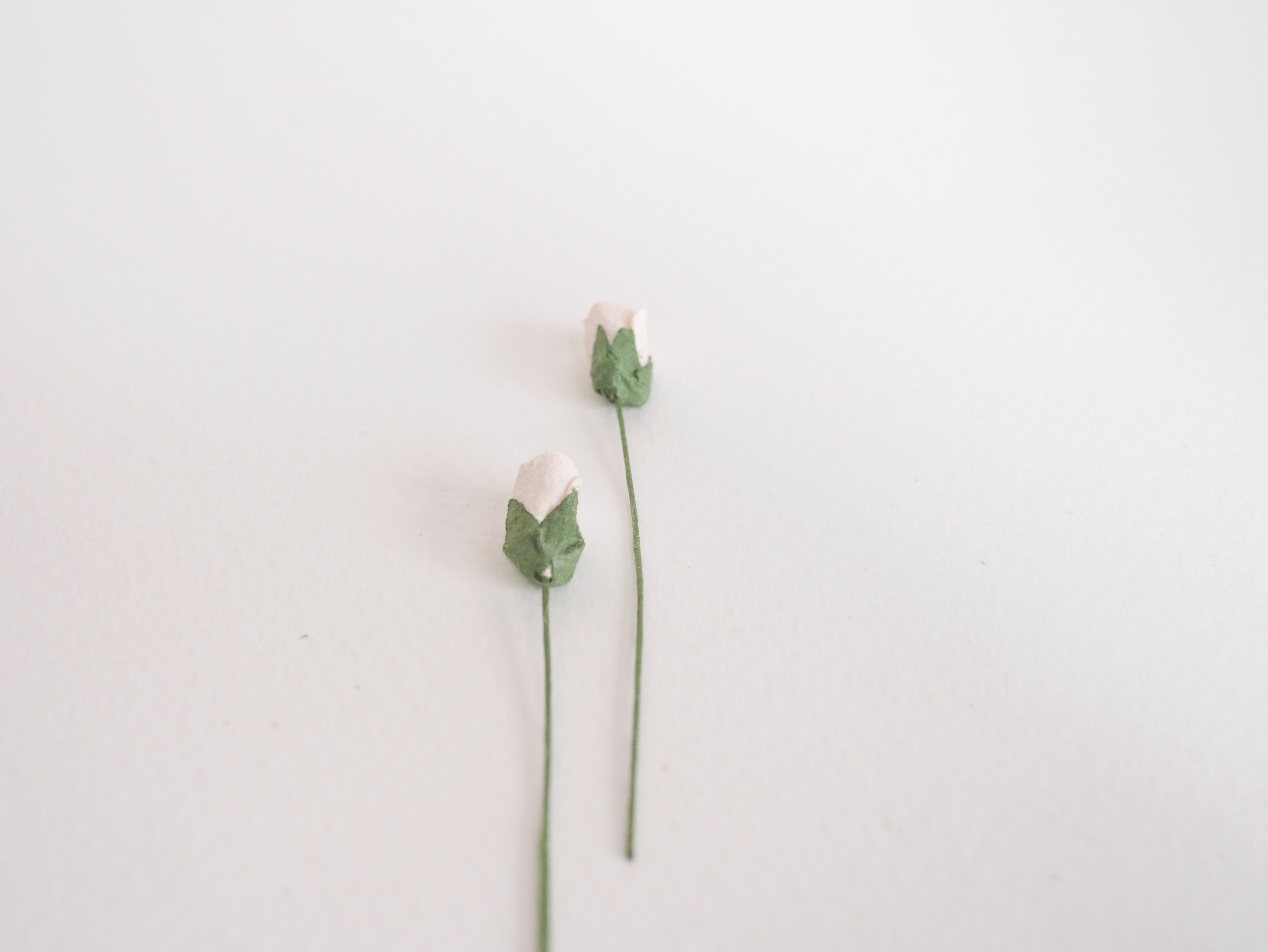 ดอกไม้กระดาษสา ดอกไม้กระดาษสา จตุจักร งานประดิษฐ์ ดอกไม้ทำข้อมือเพื่อนเจ้าสาว แต่งงาน, ดอกกุหลาบตูม 50 ดอก สีชมพูพีชอ่อน ขนาด 0.8x1.5 cm. paper flowers, budding roses flower 0.8 x1.5 cm. 50 pieces. pale pink peachcolor