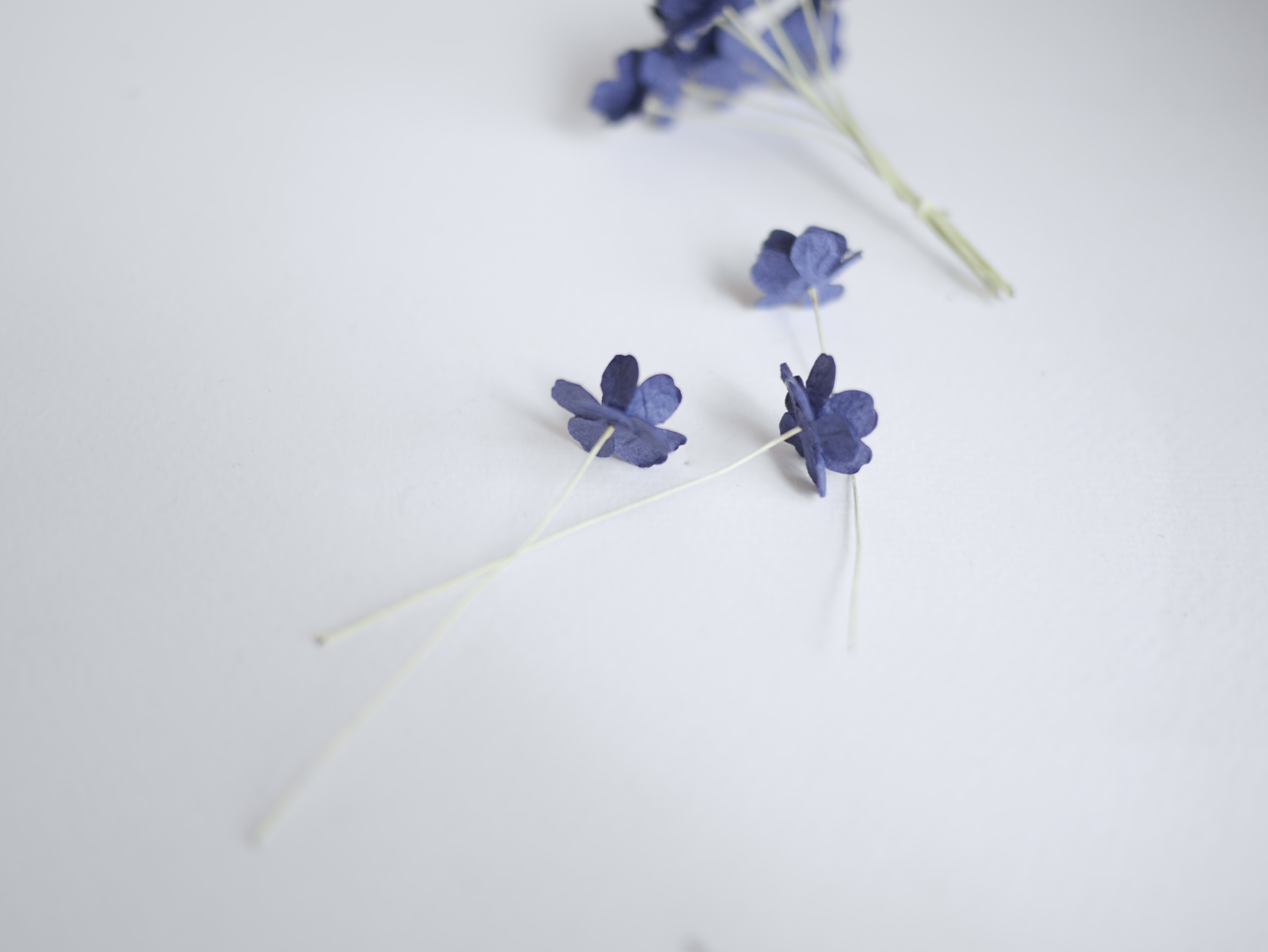 ดอกไม้กระดาษสา ราคาส่ง, ดอกไฮเดรนเยียกระดาษสา ดอกไม้ประดิษฐ์ ตกแต่งงานแต่งงาน ประดิษฐ์ข้อมือ เพื่อนเจ้าสาว ขนาด 2.00 cm., สำหรับของชำร่วย, งานแต่งงาน, ดอกไม้ทำข้อมือเจ้าสาว สีน้ำเงินกรมท่า จำนวน 100 ดอก Paper flower,100 Pieces mulberry hydenyia, passion b