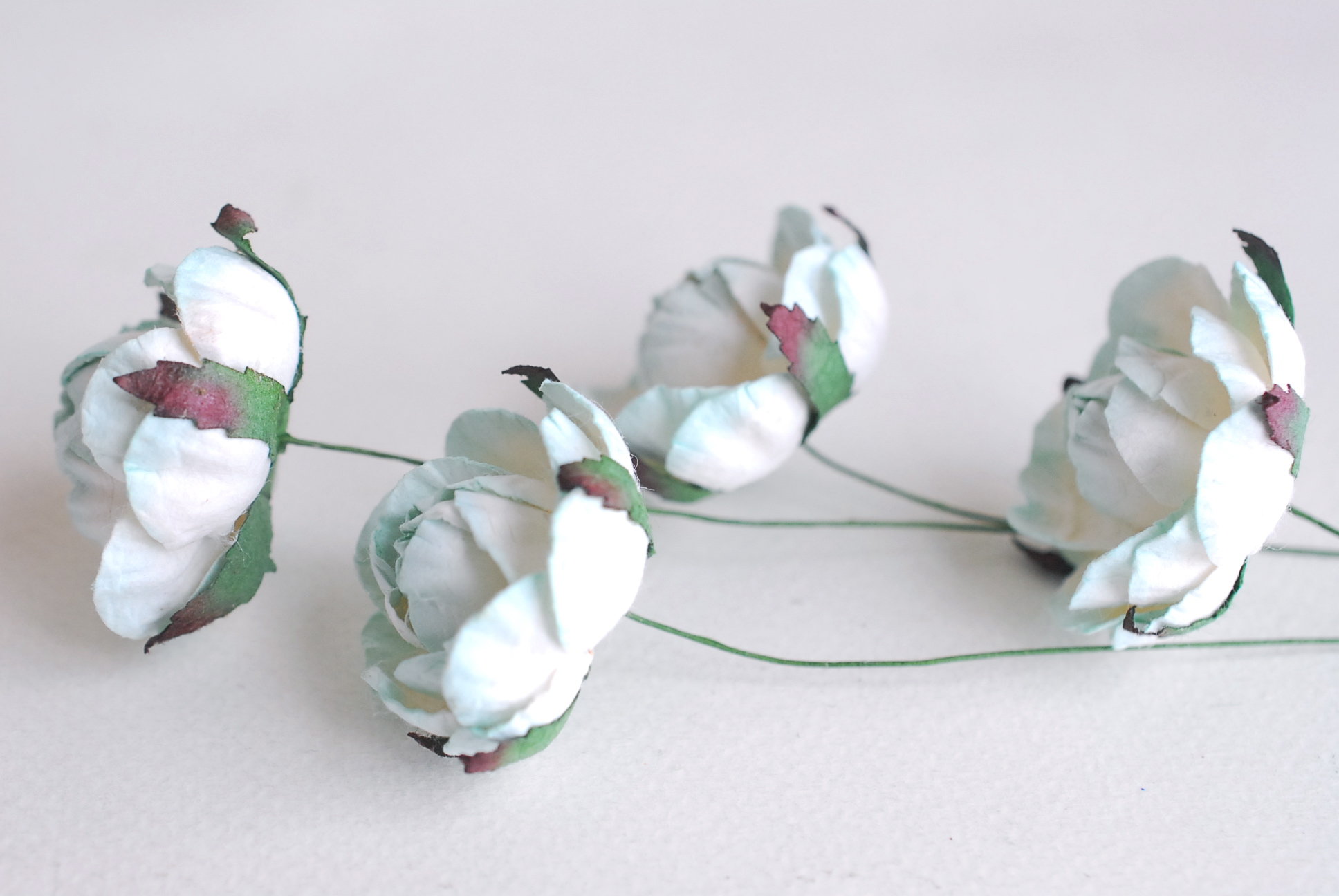 ดอกไม้กระดาษสา ดอกไม้กระดาษราคาส่ง ดอกกุหลาบจิ๋ว ดอกุหลาบทำข้อมือเพื่อนเจ้าสาว สำหรับตกแต่งของชำร่วย งานแต่งงาน ดอกกุหลาบกลม peony ขนาด 3.5 cm. จำนวน 25 ดอก, สีฟ้าอ่อนปัดสีขาว