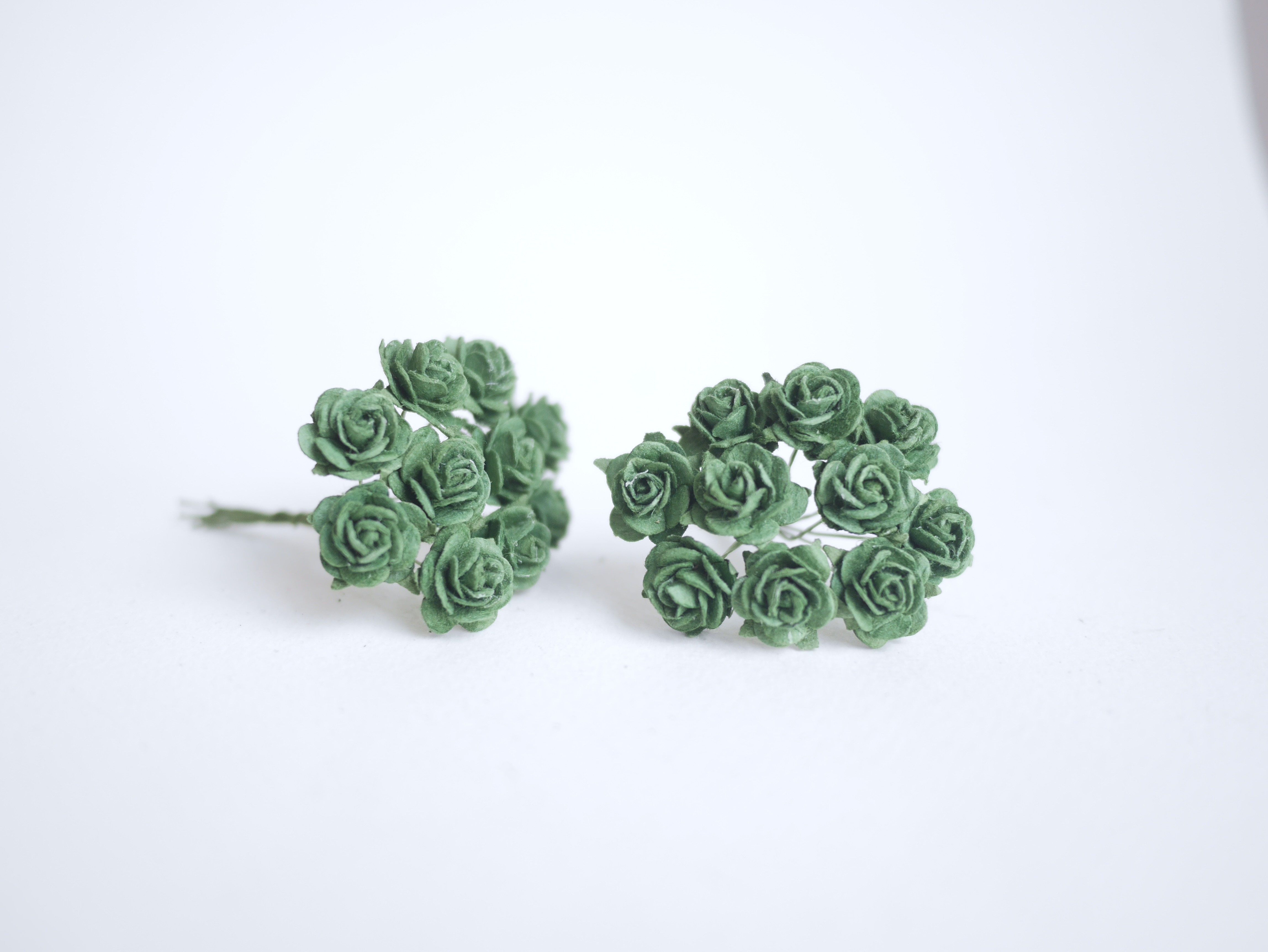 ดอกไม้กุหลาบกระดาษ ดอกไม้กระดาษสา, ดอกกุหลาบจิ๋ว, ดอกไม้กระดาษสาขายส่ง สีเขียวคริสมาสต์ ขนาด 1.5 cm. จำนวน 100 ดอก Paper Flowers size 1.5 cm., mini roses green Christmas color, 100 pcs.