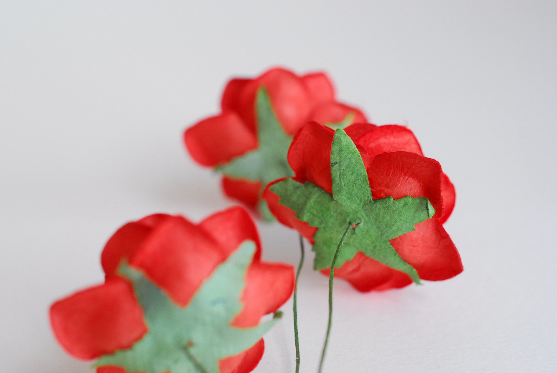 ดอกไม้กระดาษสา ดอกกุหลาบกระดาษสา ดอกไม้กุหลาบ กลีบโค้ง ดอกไม้ประดิษฐ์ สำหรับตกแต่ง หรืองานแต่งงาน สีแดง ขนาด 3.5 cm. จำนวน 25 ดอก Paper flowers, handmade flowers, DIY supplies small roses paper size 3.5 cm. 25 pieces, red color.