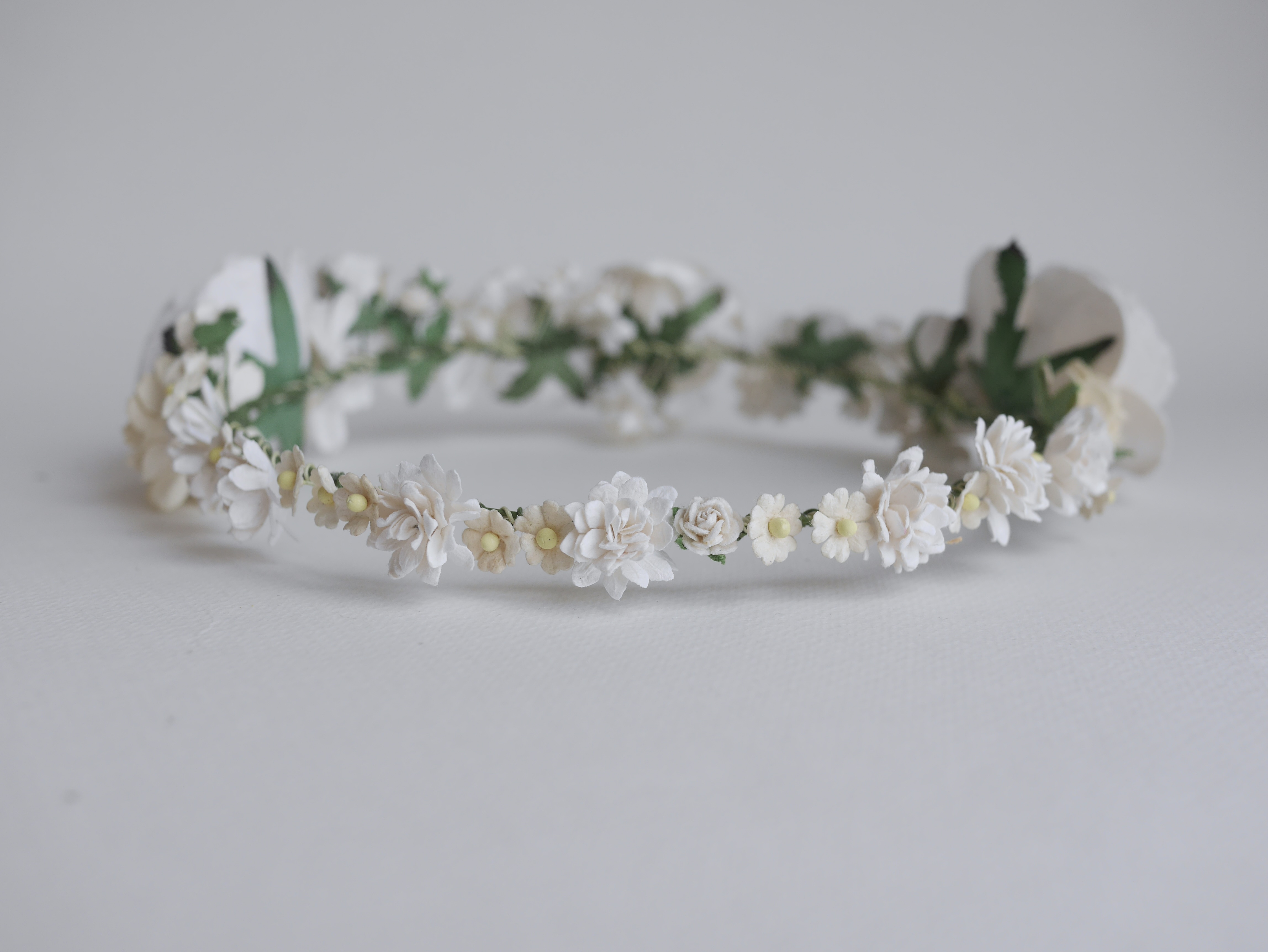 มงกุฎดอกไม้กระดาษ งานแต่งงาน งานรับปริญญา ดอกไม้ประดิษฐ์ งานประดิษฐ์ DIY โทนสีขาว ดอกกุหลาบกระดาษสา และดอกไม้กระดาษสาขนาดเล็ก Handmade corsages 1 ชิ้น DIY corsage white tone, big rose flowers 1 piece.