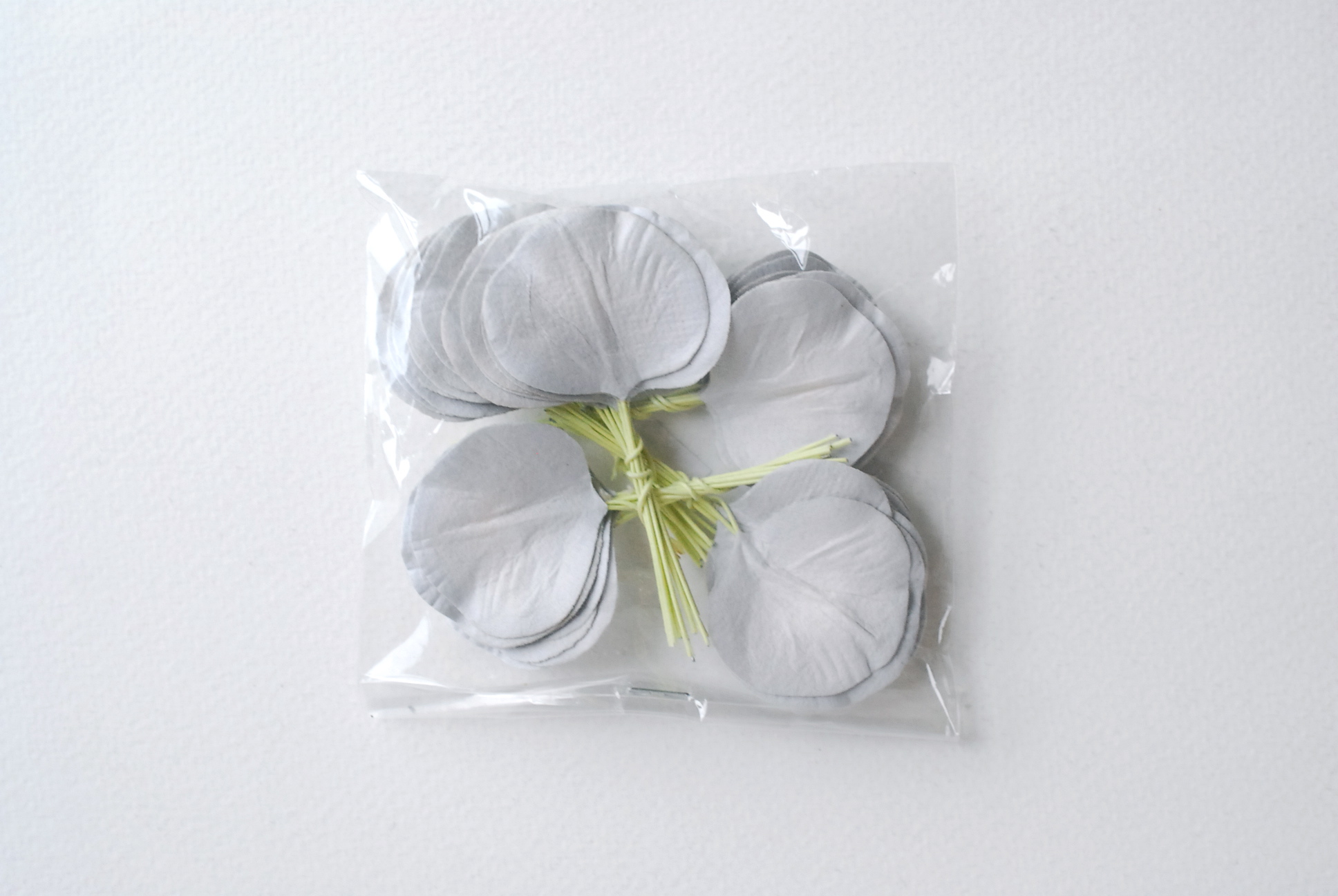 ใบไม้กระดาษ orbicular leaves ใบไม้กระดาษสา ราคาส่ง,ใบไม่้กลม กระดาษ สำหรับงานประดิษฐ์ ใบไม้ประดิษฐ์ สำหรับตกแต่ง หรืองานแต่งงาน สีเทา ขนาด 3x3 cm. จำนวน 50 ใบ