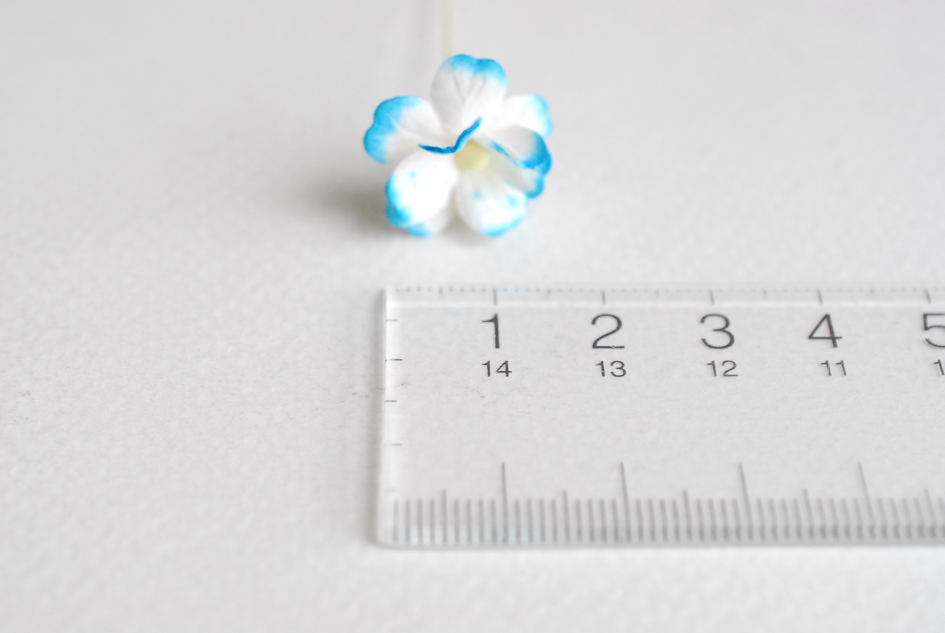 ดอกไม้กระดาษสา ราคาส่ง, ดอกไฮเดรนเยียกระดาษสา ดอกไม้ประดิษฐ์ ตกแต่งงานแต่งงาน ประดิษฐ์ข้อมือเพื่อนเจ้าสาว ขนา่ด 1.5 cm., สำหรับของชำร่วย, งานแต่งงาน, ดอกไม้ทำข้อมือเจ้าสาว สีฟ้าปัดขาว blue sky brush white จำนวน 100 ดอก Paper flower,100 Pieces mulberry hyd