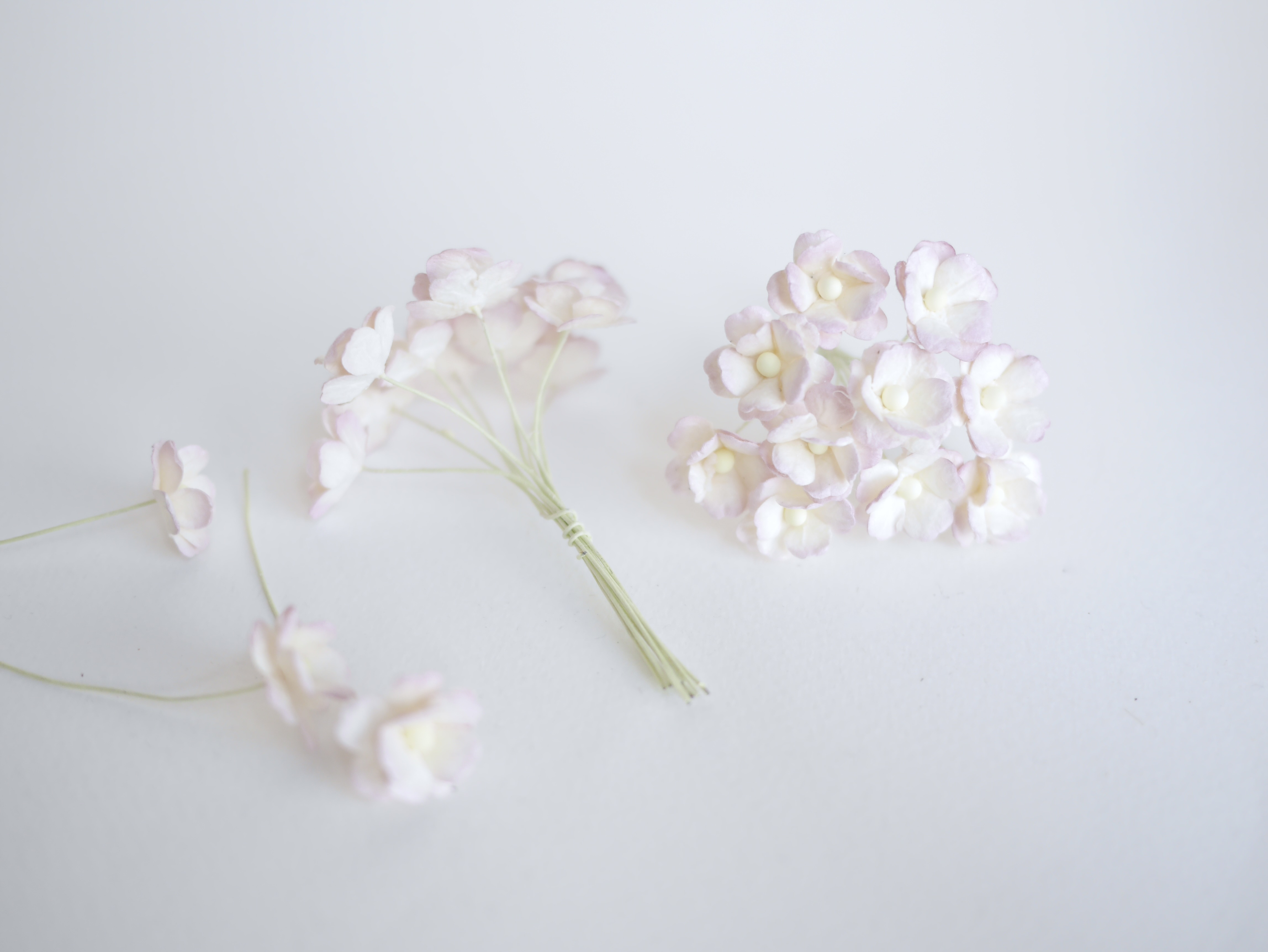 ดอกไม้กระดาษสา ราคาส่ง, ดอกไฮเดรนเยียกระดาษสา ดอกไม้ประดิษฐ์ ตกแต่งงานแต่งงาน ประดิษฐ์ข้อมือเพื่อนเจ้าสาว ขนาด 1.5 cm., สำหรับของชำร่วย, งานแต่งงาน, ดอกไม้ทำข้อมือเจ้าสาว สีชมพูม่วงอ่อนปัดครีม fuchsia brush ivory จำนวน 100 ดอก Paper flower,100 Pieces