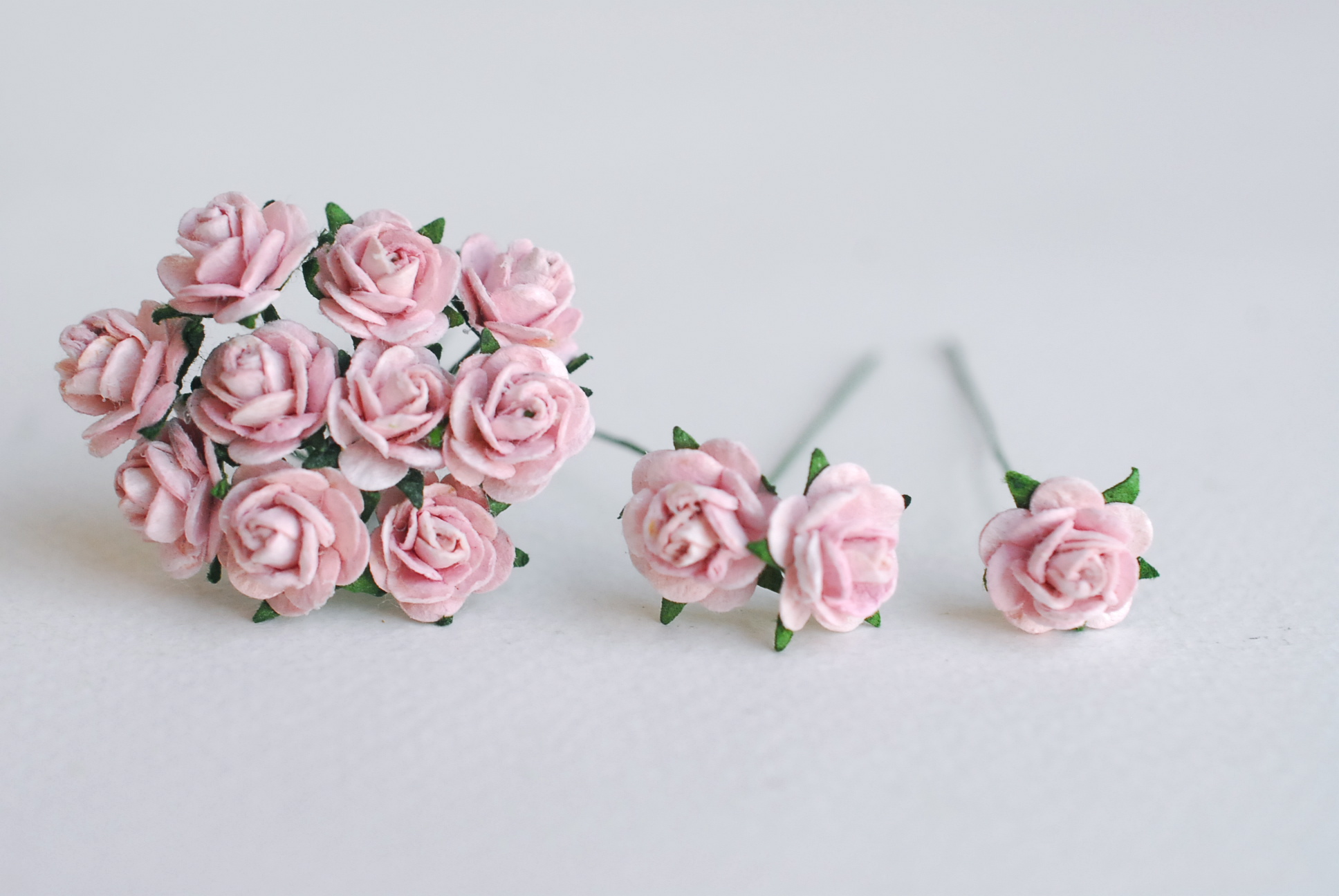 ดอกไม้กระดาษสาสำหรับตกแต่ง ของชำร่วย ดอกกุหลาบ ดอกกุหลาบสีแดง กระดาษสา สีม่วงอ่อนขนาด 1 cm. จำนวน 100 ดอก/1 ถุง