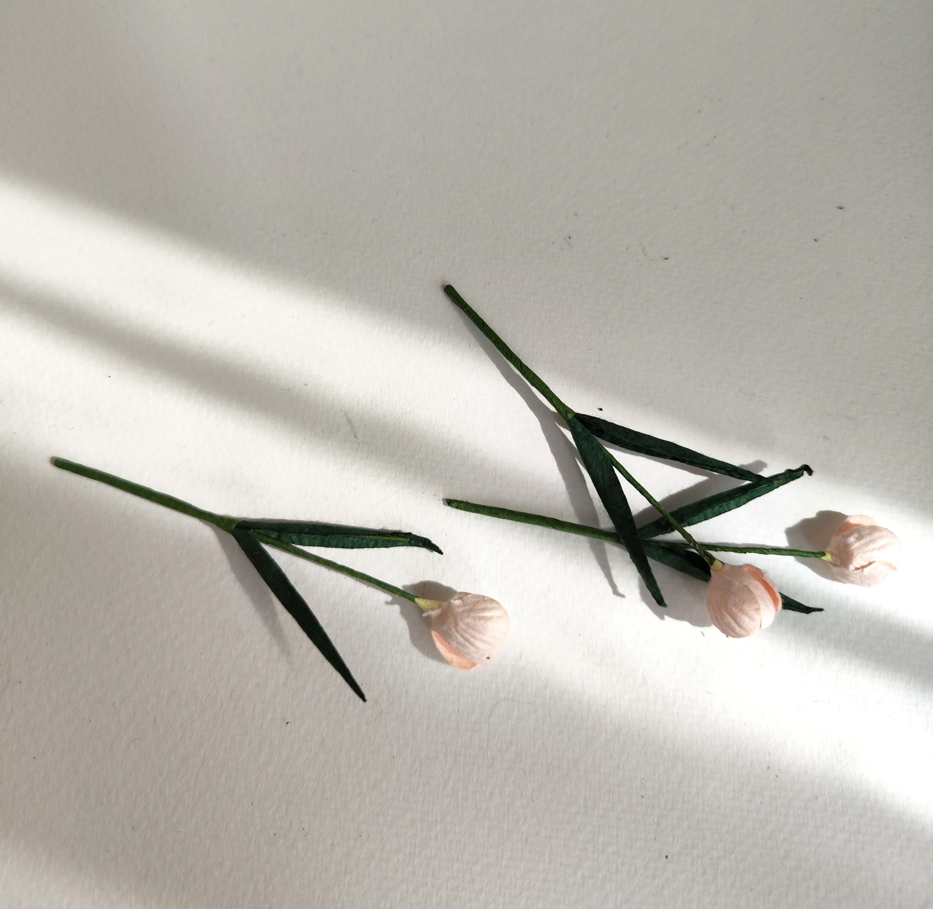 ดอกไม้ประดิษฐ์, ดอกไม้กระดาษสา, ดอกtulips, ดอกทิวลิปส์, ก้านสีเขียว เกสรสีขาว งานประดิษฐ์ตกแต่งของชำร่วย, ทำการ์ดรับเชิญ, ช่อดอกไม้ขนาดเล็ก, ขนาด 1.5 cm. สีชมพูพีชอ่อน, pale pinkcolor.