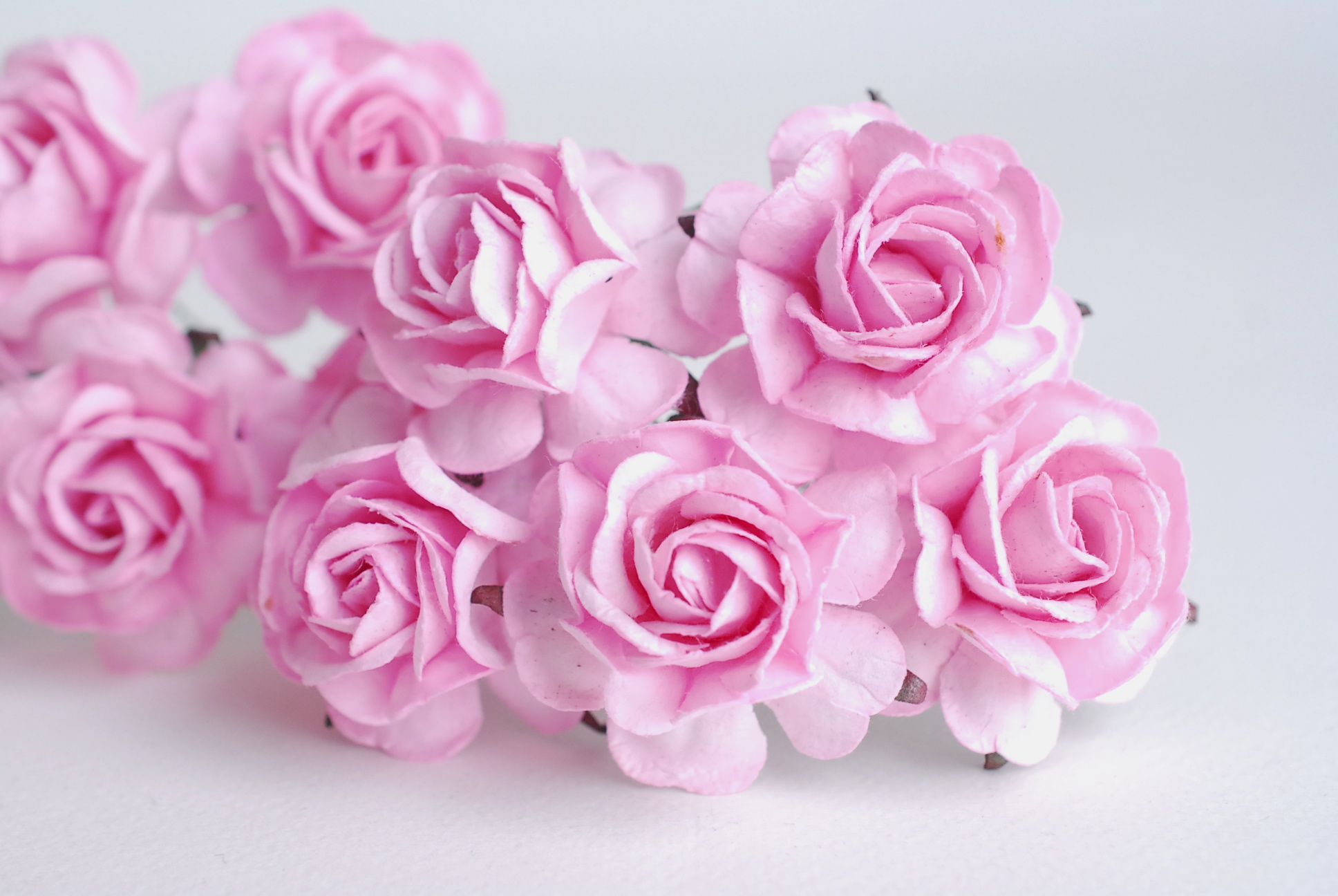 ดอกไม้กระดาษสา ดอกกุหลาบกระดาษสา ดอกไม้กุหลาบ ดอกไม้ประดิษฐ์ สำหรับตกแต่ง หรืองานแต่งงาน สีชมพูอ่อนขนาด 3.5 cm. จำนวน 25 ดอก Paper flowers, handmade flowers, small roses paper size 3.5 cm. 25 pieces, light pink color.