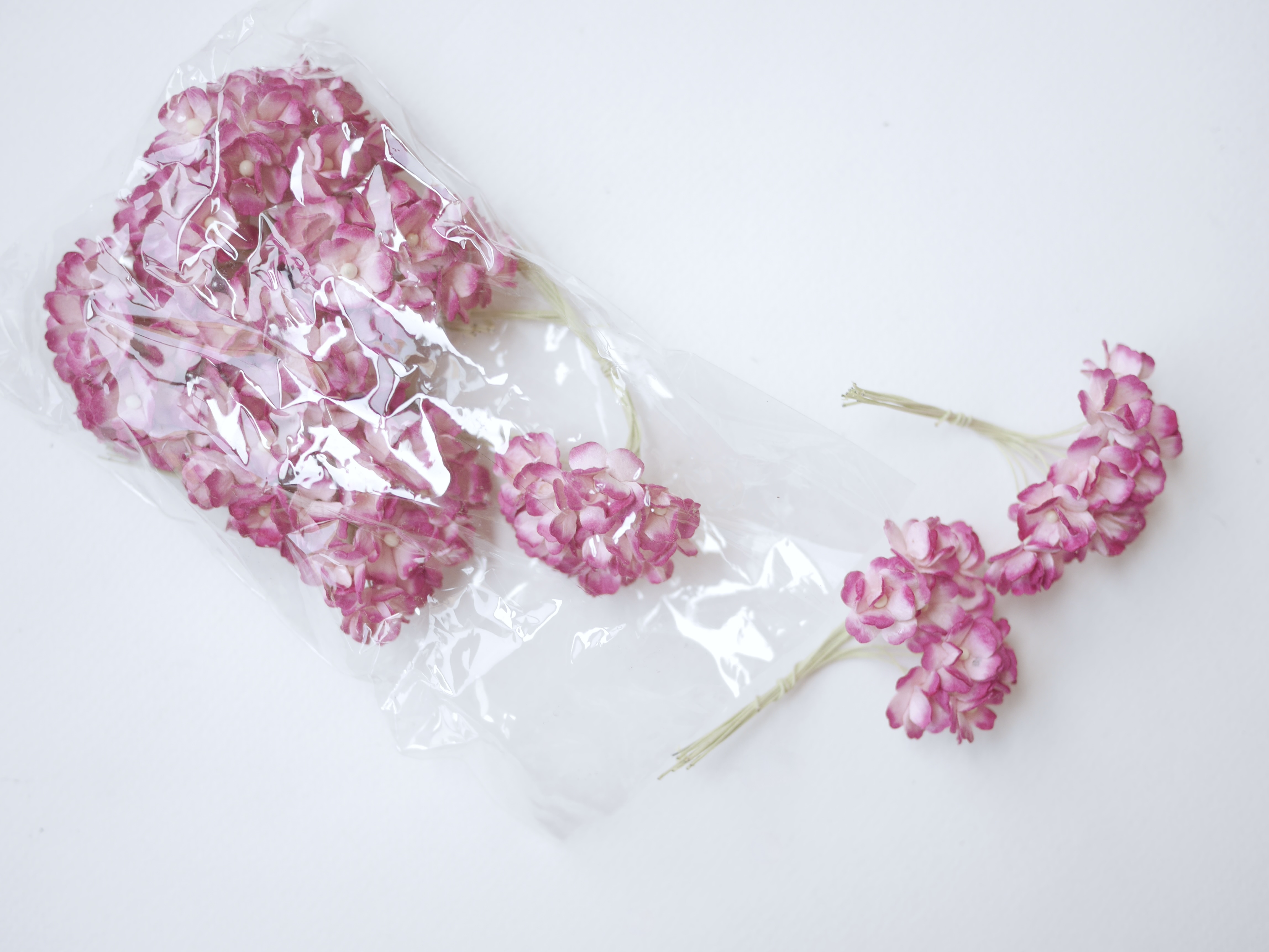 ดอกไม้กระดาษสา ราคาส่ง, ดอกไฮเดรนเยียกระดาษสา ดอกไม้ประดิษฐ์ ตกแต่งงานแต่งงาน ประดิษฐ์ข้อมือเพื่อนเจ้าสาว ขนาด 1.5 cm., สำหรับของชำร่วย, งานแต่งงาน, ดอกไม้ทำข้อมือเจ้าสาว สีบานเย็นปัด magenta brush pink จำนวน 100 ดอก Paper flower,100 Pieces mulberry hyden