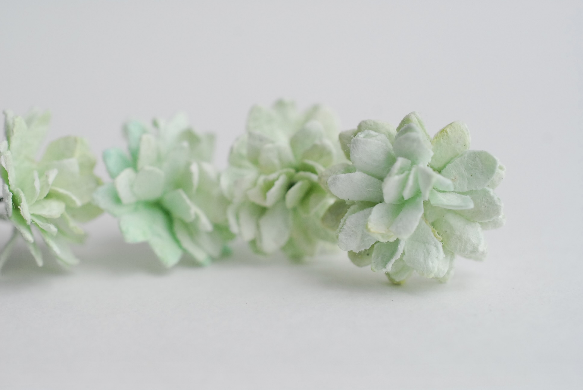 ดอกไม้ประดิษฐ์, ดอกไม้กระดาษสา, ดอก gypsophila, ดอกยิปโซ งานประดิษฐ์ตกแต่งของชำร่วย, ดอกไม้ทำพานพุ่ม,พานพวงมาลัย, พานรับไหว้, ขนาด 2 cm. สีเขียวมิ้นต์