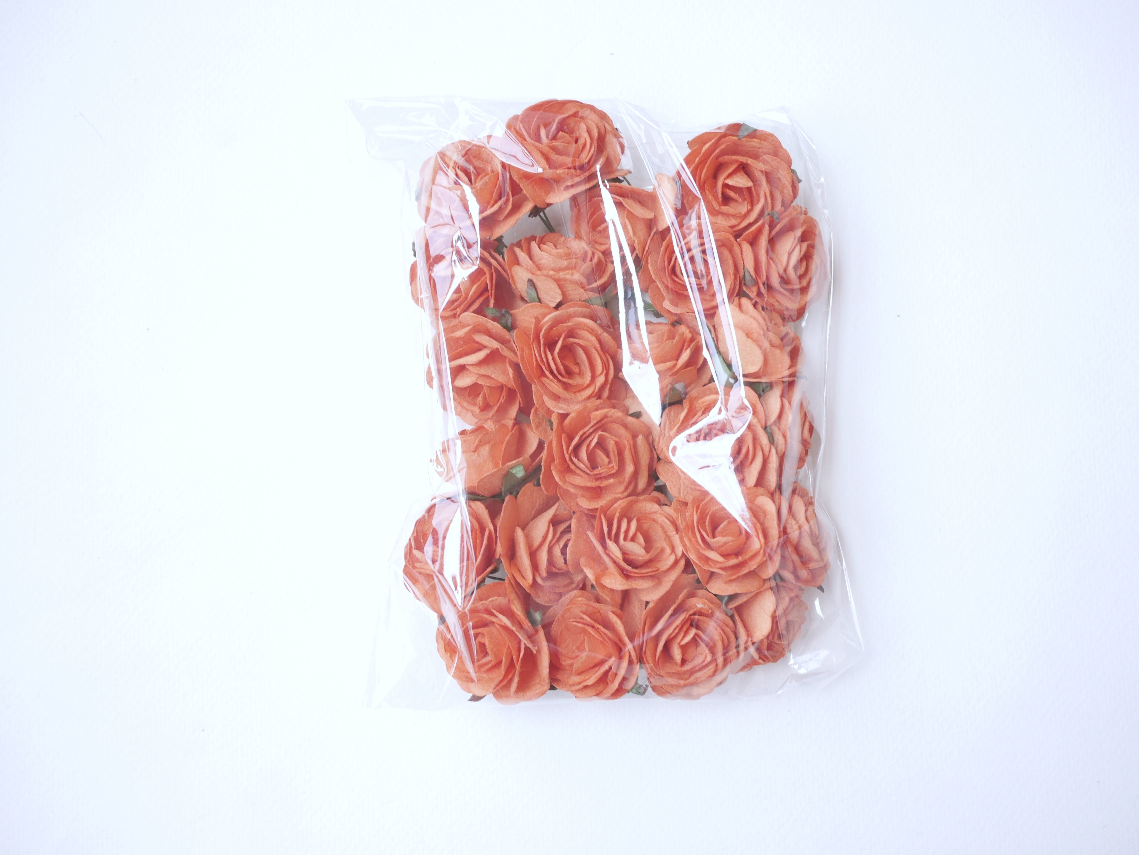 ดอกไม้กระดาษสา ราคาส่ง, ดอกกุหลาบกระดาษสา ดอกไม้ประดิษฐ์ สำหรับตกแต่ง หรืองานแต่งงาน สีส้มอิฐ ขนาด 3.5 cm. จำนวน 25ดอก Paper flowers, handmade flowers, small roses paper size 3.5 cm. 25 pieces, dark orange color.