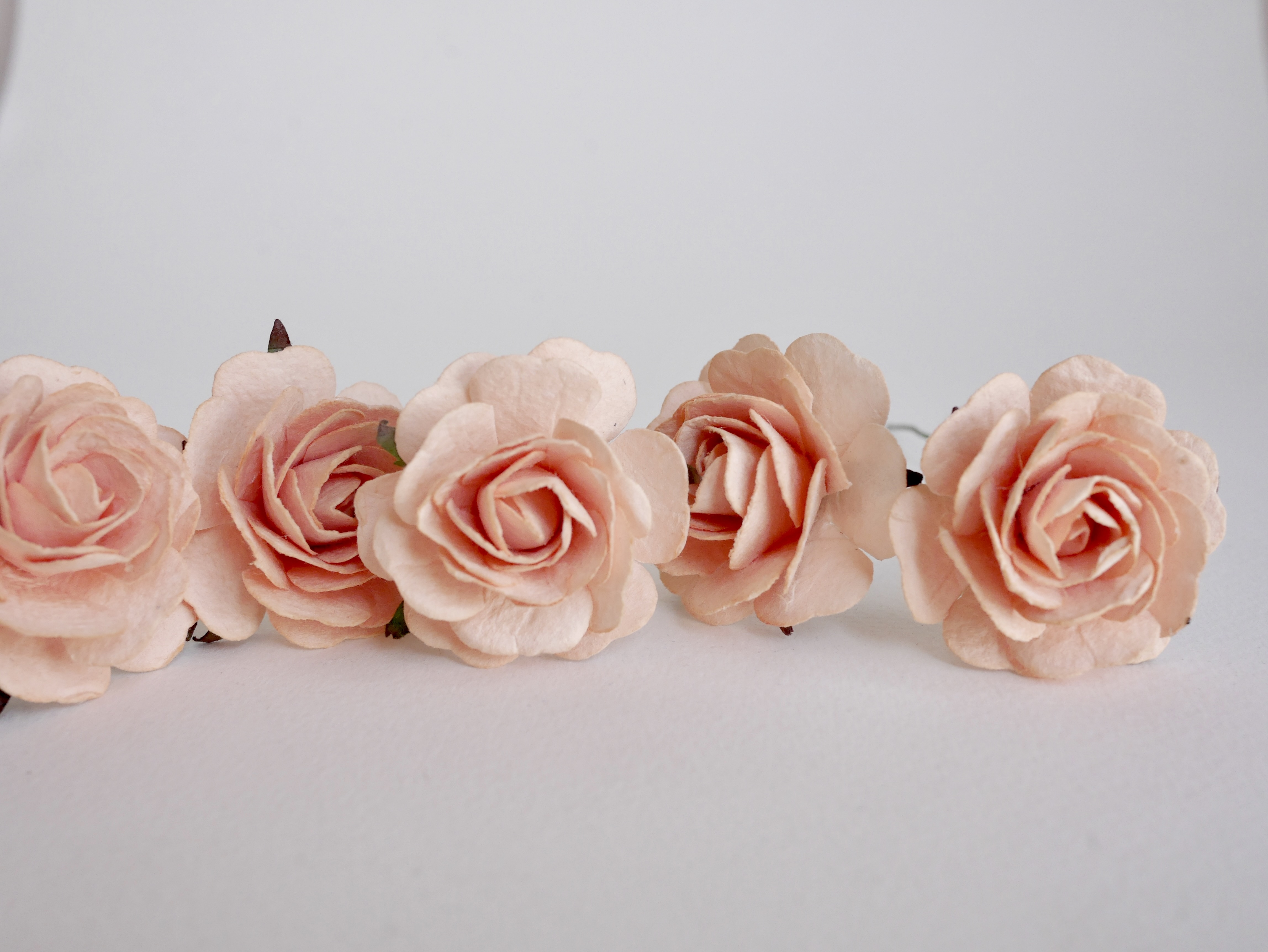 ดอกไม้กระดาษสา ราคาส่ง, ดอกกุหลาบกระดาษสา ดอกไม้ประดิษฐ์ สำหรับตกแต่ง หรืองานแต่งงาน สีพีช ขนาด 3.5 cm. จำนวน 25 ดอก Paper flowers, handmade flowers, small roses paper size 3.5 cm. 25 pieces, peach color.