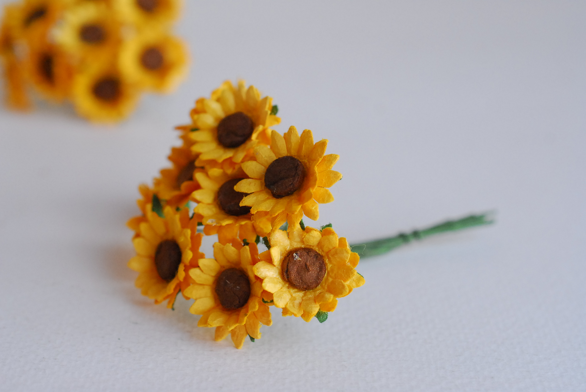 ดอกทานตะวันกระดาษ ดอกไม้กระดาษสา ดอกไม้ประดิษฐ์จากกระดาษสา ดอกทานตะวัน ดอกไม้กระดาษสาขายส่ง ดอกไม้ประดิษฐ์ ดอกไม้ทำข้อมือเพื่อนเจ้าสาว ขนาด 1.5 cm. จำนวน 50 ดอก สีเหลือง Paper Flower, Sun Flowers, yellow color, size 1.5 cm 50 pieces, brown pollen.