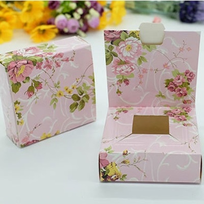 กล่องกระดาษแบบเปิดด้านบนสีชมพูลายดอกไม้ 9x9x3 cm. 50 ชิ้น :005002
