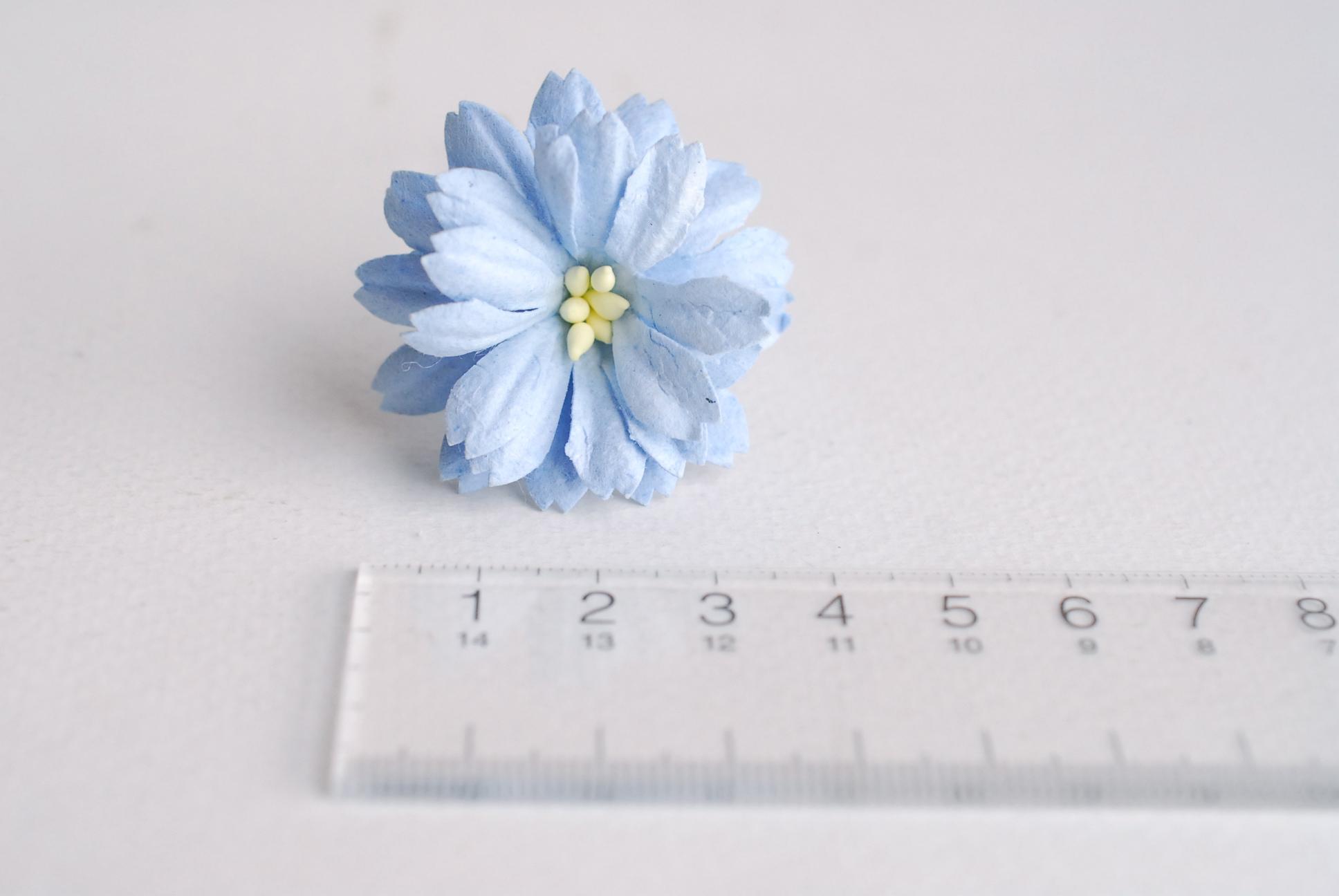 ดอกไม้กระดาษสา ดอกไม้ประดิษฐ์จากกระดาษสา ดอกไม้กระดาษสาขายส่ง ดอกไม้ประดิษฐ์ ดอกไม้ทำข้อมือเพื่อนเจ้าสาว ดอก daisy ขนาด 3.5 cm. จำนวน 25 ดอก สีน้ำเงินตุ่น Paper Flower, 25 Daisy Flowers, pale blue color, size 4.5 cm.,ivory pollen