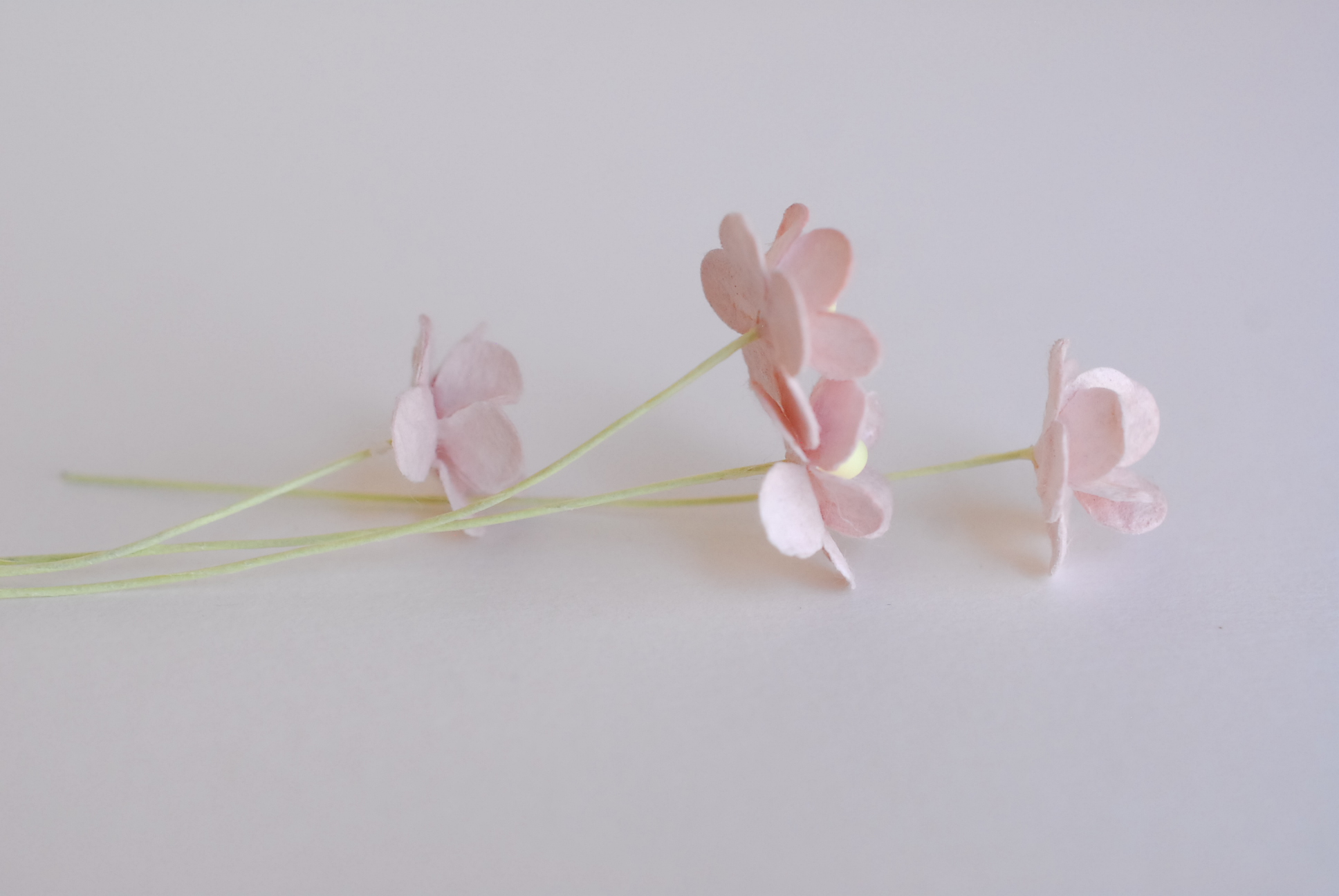 ดอกไม้กระดาษสา ราคาส่ง, ดอกไฮเดรนเยียกระดาษสา ดอกไม้ประดิษฐ์ ตกแต่งงาน ประดิษฐ์ข้อมือ เพื่อนเจ้าสาว ขนาด 1.5 cm., สำหรับของชำร่วย, งานแต่งงาน, ดอกไม้ทำข้อมือเจ้าสาว สีม่วงชมพูอ่อน จำนวน 100 ดอก Paper flower,100 Pieces mulberry hydenyia, plum-pink color.