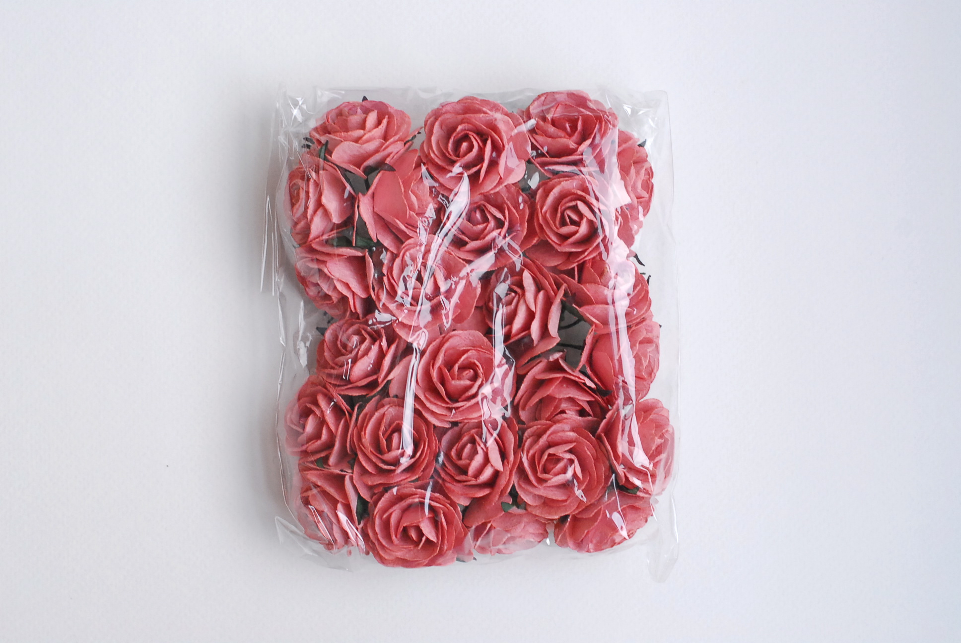 ดอกไม้กระดาษสา ดอกกุหลาบกระดาษสา ดอกไม้กุหลาบ ดอกไม้ประดิษฐ์ สำหรับตกแต่ง หรืองานแต่งงาน สีชมพูตุ่น color code #106 ขนาด 3.5 cm. จำนวน 25 ดอก Paper flowers, handmade flowers, small roses paper size 3.5 cm. 25 pieces, pink dusty color.