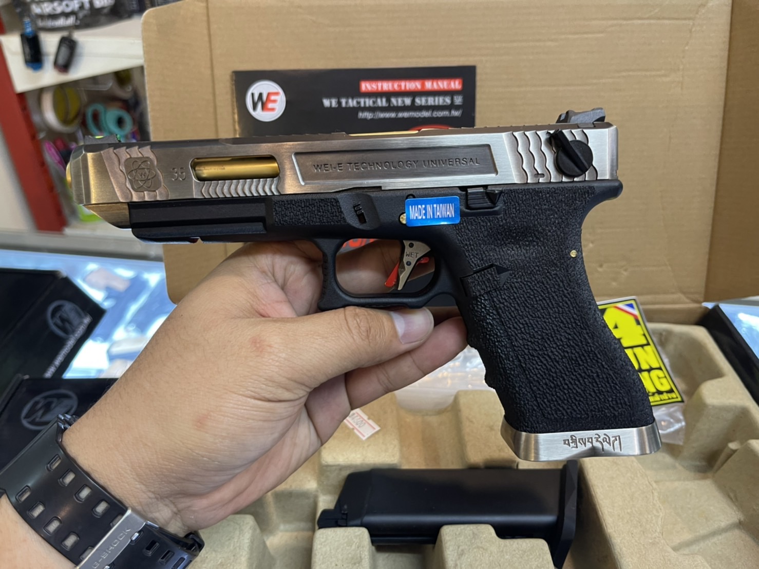 WE - Glock 35 G-Force T1 เฟรมดำ สไลด์เงิน ท่อทอง