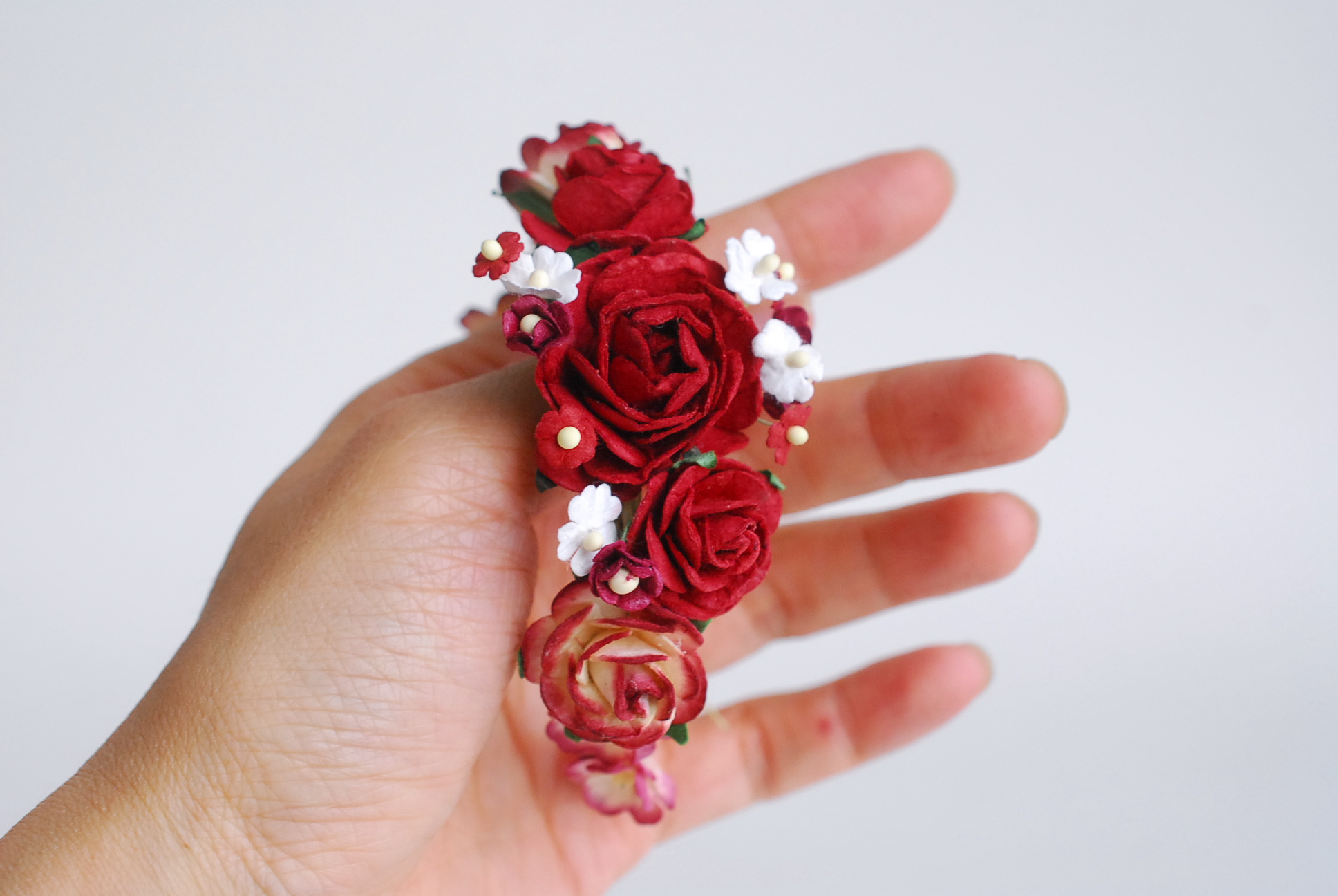 อมือเพื่อนเจ้าสาว งานแต่งงาน งานประดิษฐ์ DIY สีแดง ดอกกุหลาบกระดาษสา และดอกไม้กระดาษสาขนาดเล็ก Handmade corsages 1 ชิ้น