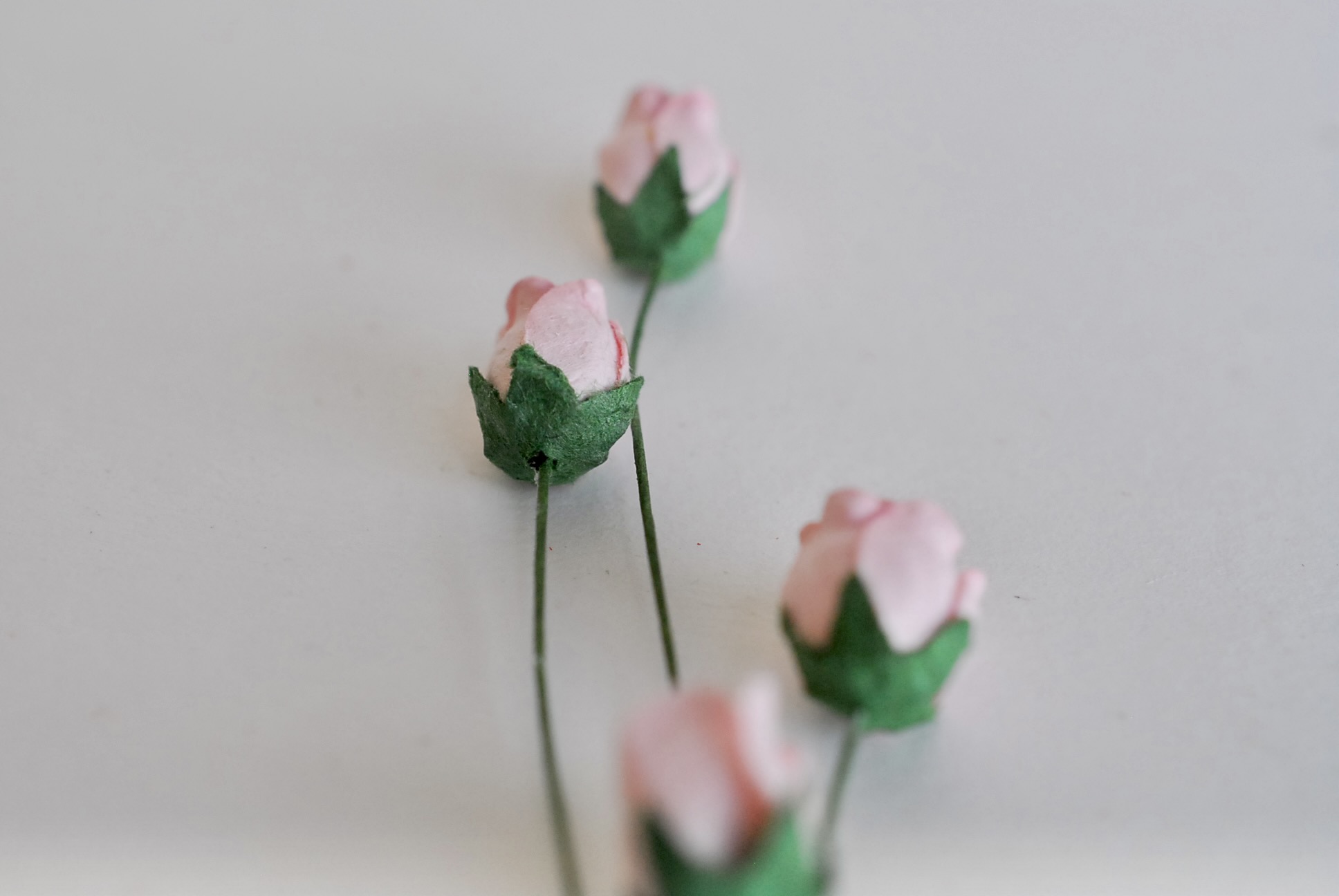 ดอกไม้กระดาษสา ดอกไม้กระดาษสา จตุจักร งานประดิษฐ์ ดอกไม้ทำข้อมือเพื่อนเจ้าสาว แต่งงาน, ดอกกุหลาบตูม 0.8x1 cm. 25 ดอก สีชมพูพีช paper flowers, budding roses flower 0.8x1 cm. 25 peach pink pastel color.