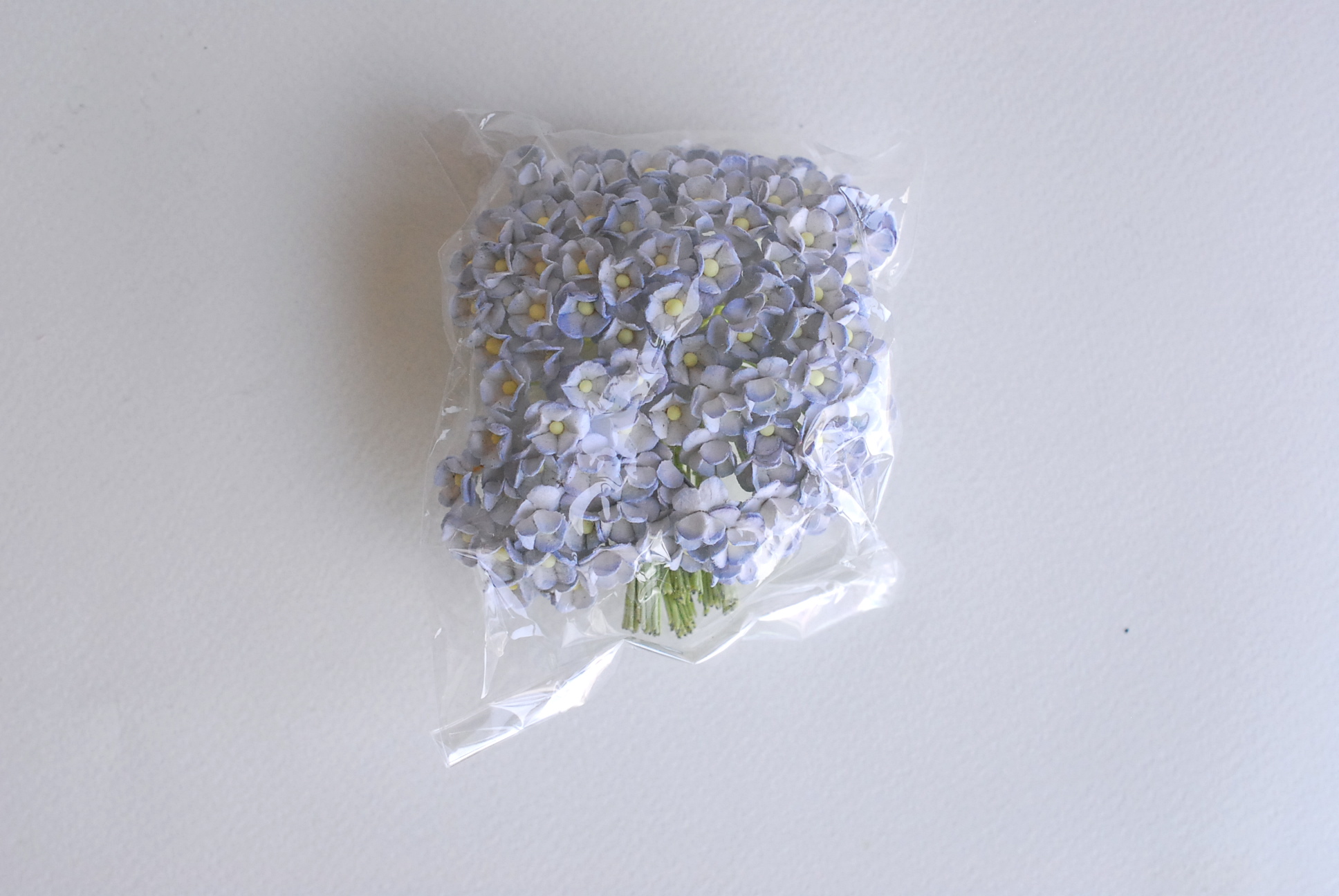 ดอกไม้กระดาษสา ดอกไม้กระดาษสาราคาส่ง ดอกไม้กระดาษสำหรับตกแต่ง งานแต่งงาน หรือติดของชำร่วย ดอก creeping lady 100 ดอก ขนาด 0.8 cm. สีฟ้าตุ่นปัดขาว Small Paper Flower with stem, , 100 pcs., size 0.8 cm., creeping flowers 2 layers, pale blue brush color.