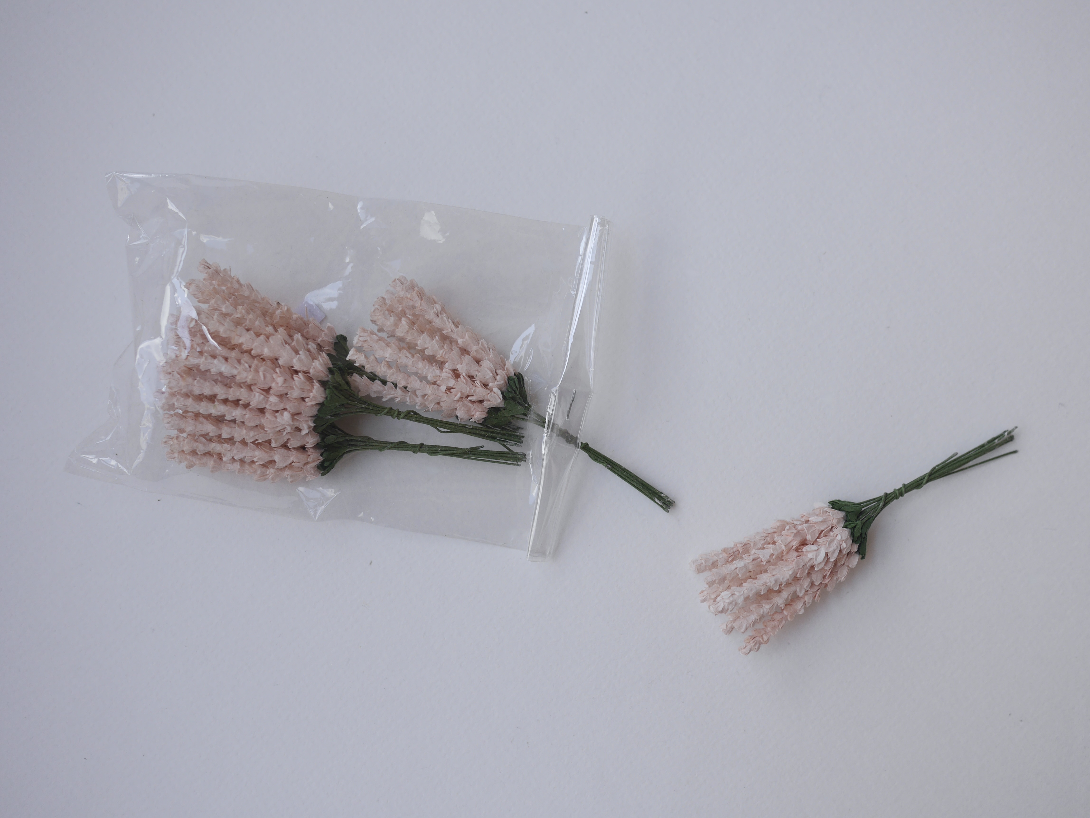 ดอกไม้ประดิษฐ์, ดอกไม้กระดาษสา, ดอกลาเวนเดอร์กระดาษ lavender, ดอกลาเวนเดอร์ กระดาษสา งานประดิษฐ์ตกแต่งของชำร่วย, ดอกไม้ทำพานพุ่ม, พานรับไหว้, ขนาด 1 cm. สีชมพูอ่อน