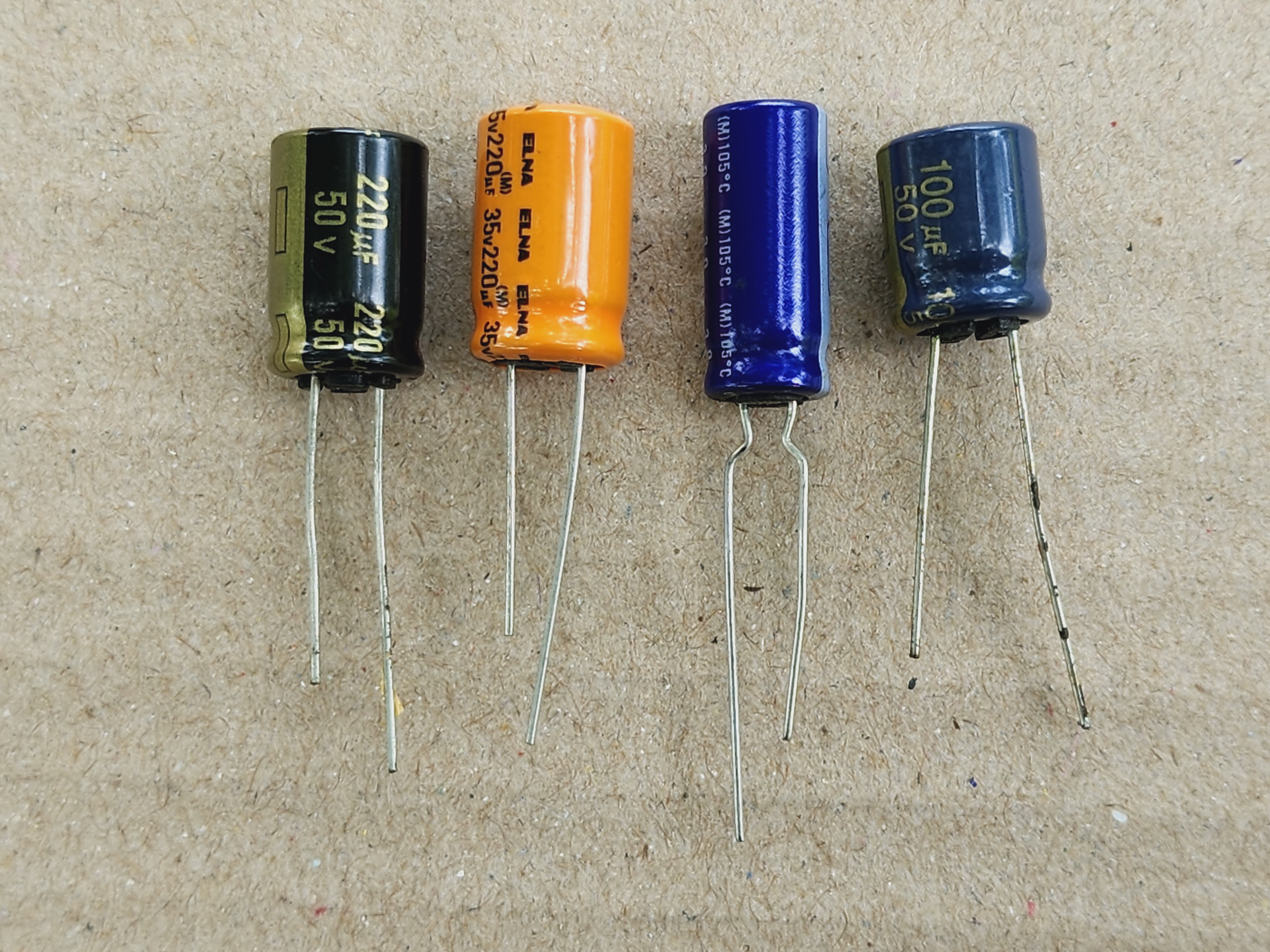 รูปตัวเก็บประจุชนิดอิเล็กโทรไลต์ เป็นตัวเก็บประจุชนิดมีขั้ว และ สัญลักษณ์ C มีขั้ว