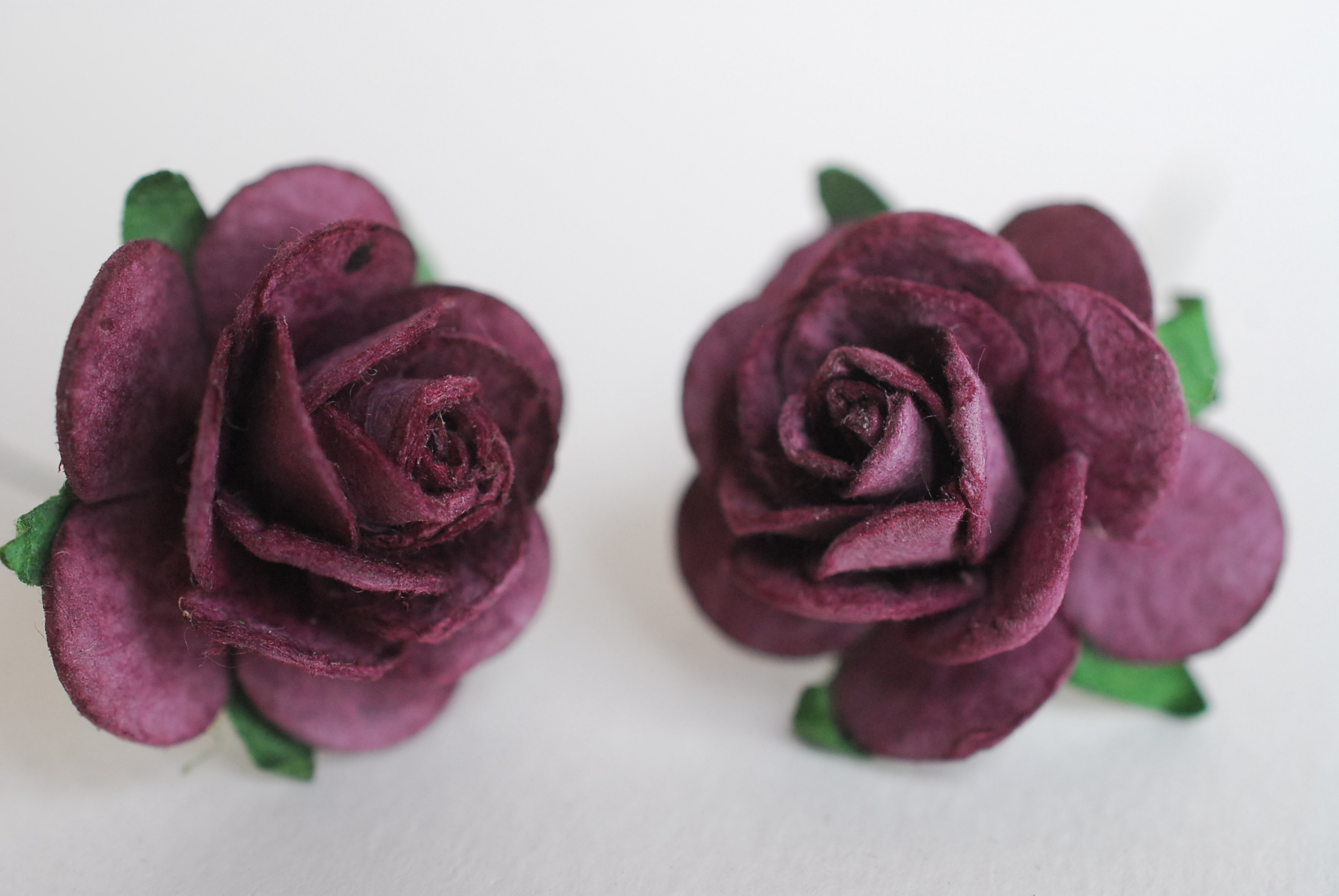 ดอกไม้กระดาษ ดอกไม้กระดาษสา ราคาส่ง,ดอกไม้กุหลาบกระดาษ ดอกกุหลาบกระดาษสา ดอกไม้ประดิษฐ์ สำหรับตกแต่ง หรืองานแต่งงาน สีม่วงเข้ม ขนาด 2.5 cm. จำนวน 50 ดอก