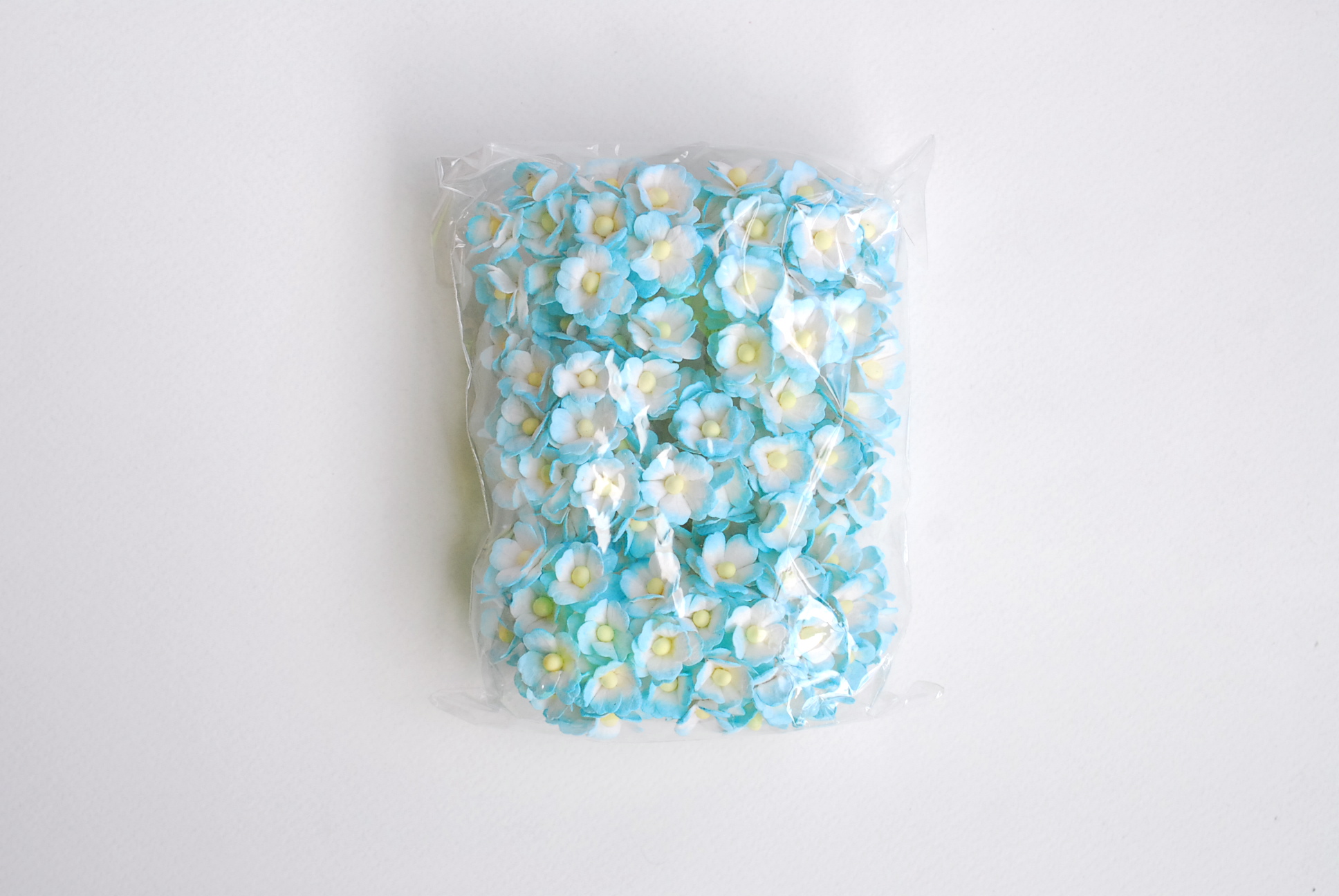 ดอกไม้กระดาษสา ราคาส่ง, ดอกไฮเดรนเยียกระดาษสา ดอกไม้ประดิษฐ์ ตกแต่งงานแต่งงาน ประดิษฐ์ข้อมือเพื่อนเจ้าสาว ขนา่ด 1.5 cm., สำหรับของชำร่วย, งานแต่งงาน, ดอกไม้ทำข้อมือเจ้าสาว สีฟ้าปัดขาว blue sky brush white จำนวน 100 ดอก Paper flower,100 Pieces mulberry hyd