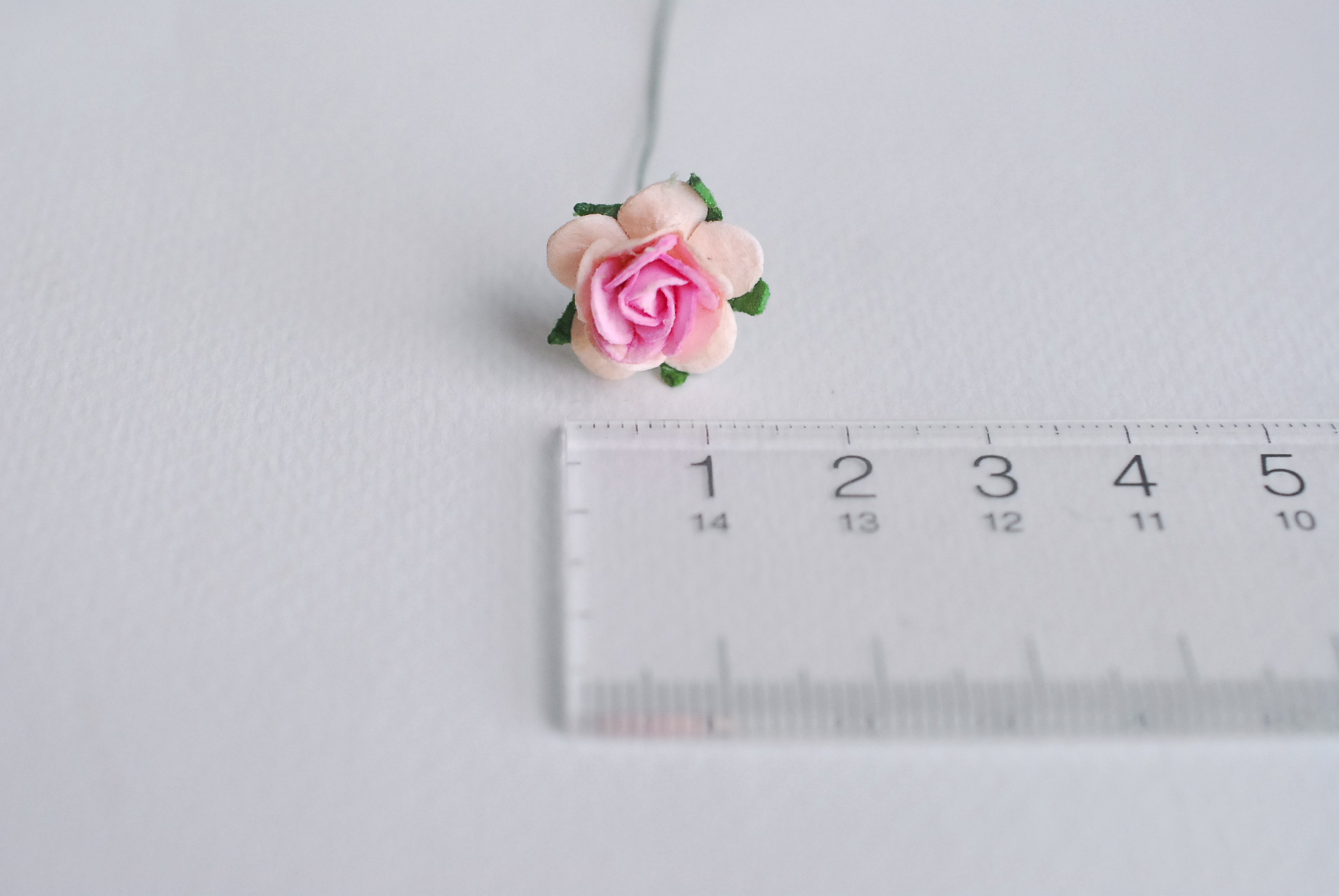 ดอกไม้กุหลาบกระดาษ ดอกไม้กระดาษสา, ดอกกุหลาบจิ๋ว, ดอกไม้กระดาษสาขายส่ง สีชมพู twotone ขนาด 1.5 cm. จำนวน 100 ดอก Paper Flowers size 1.5 cm., mini roses pink twotone color, 100 pcs.