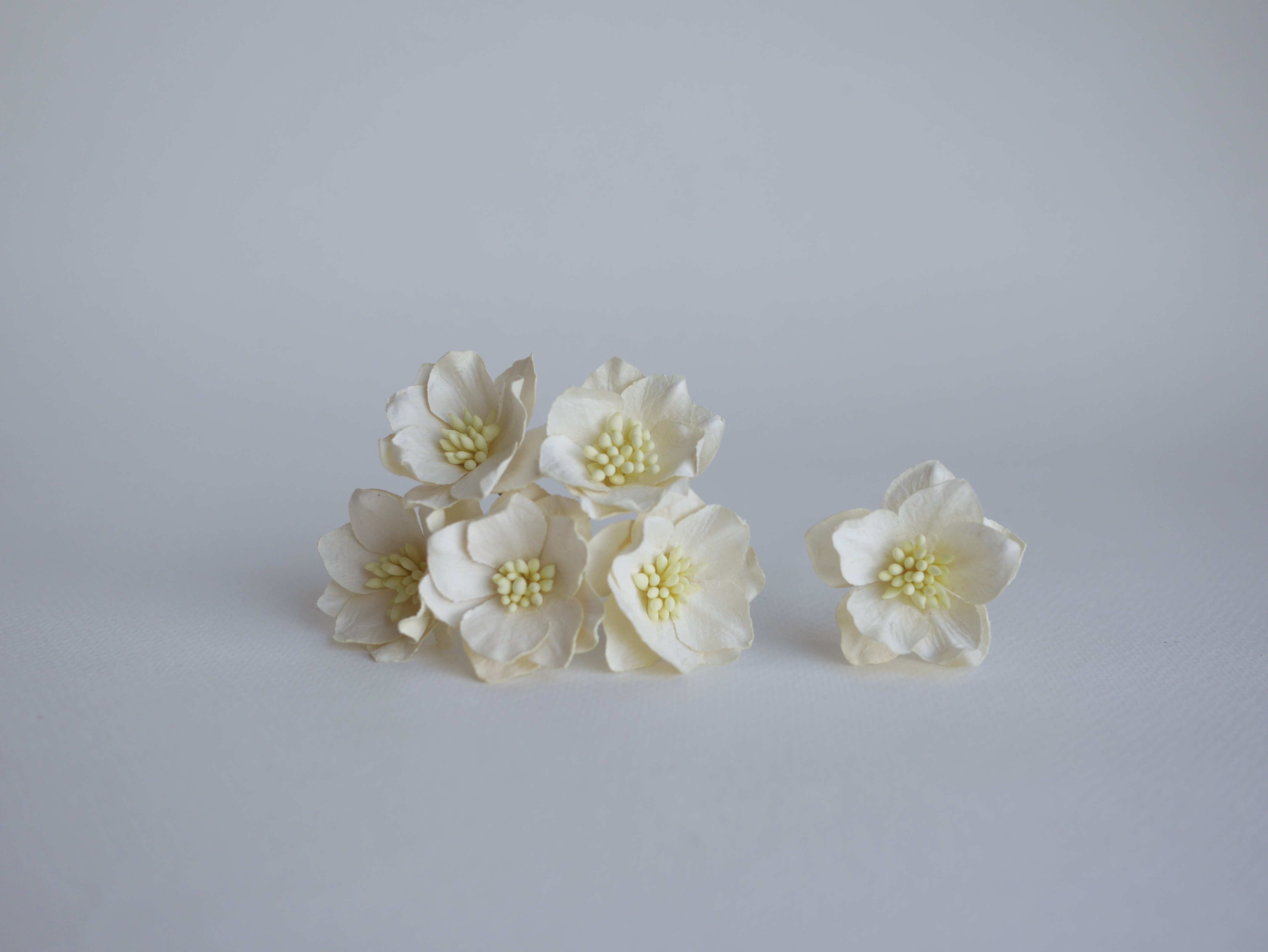 ดอกไม้กระดาษสา ดอกโลตัสอินโดนิเซียกระดาษ ดอกไม้กระดาษสาราคาส่ง ดอกไม้กระดาษสำหรับตกแต่งของชำร่วย งานแต่งงาน ช่อดอกไม้ติดอกเจ้าบ่าว ข้อมือดอกไม้เจ้าสาว ขนาด3.5 cm. 25 ดอก สีครีม งาช้างอ่อน Paper flowers supplies: DIY wedding tools Big Cherry blossom ivory