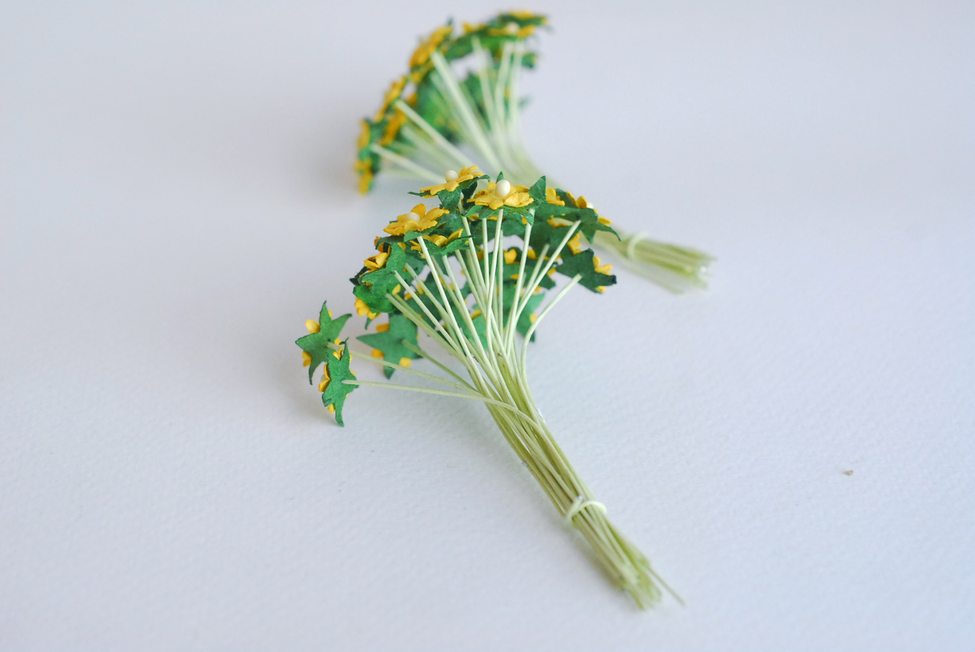 ดอกไม้กระดาษสา ดอกไม้กระดาษสาราคาส่ง ดอกไม้กระดาษสำหรับตกแต่ง งานแต่งงาน หรือติดของชำร่วย ดอกเดซี่ 100 ดอก ขนาด 0.8 cm. สีเหลือง Small Paper Flower with stem, 100 pcs., size 0.8 cm., daisy flowers 2 layers, yellow color.