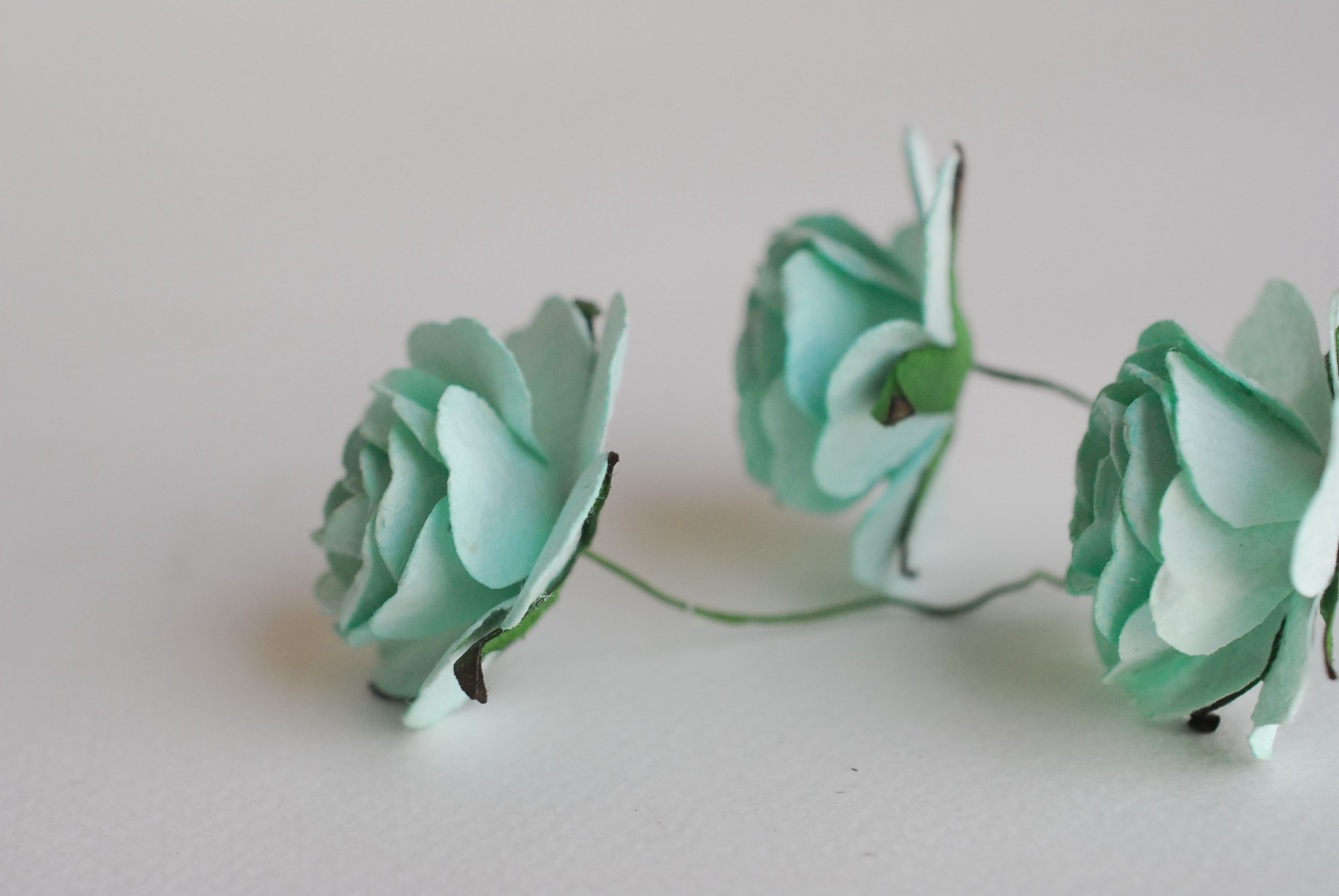 ดอกไม้กระดาษสา ราคาส่ง, ดอกกุหลาบกระดาษสา ดอกไม้ประดิษฐ์ สำหรับตกแต่ง หรืองานแต่งงาน สีmint ขนาด 3.5 cm. จำนวน 25 ดอก Paper flowers, handmade flowers, small roses paper size 3.5 cm. 25 pieces, mint color.