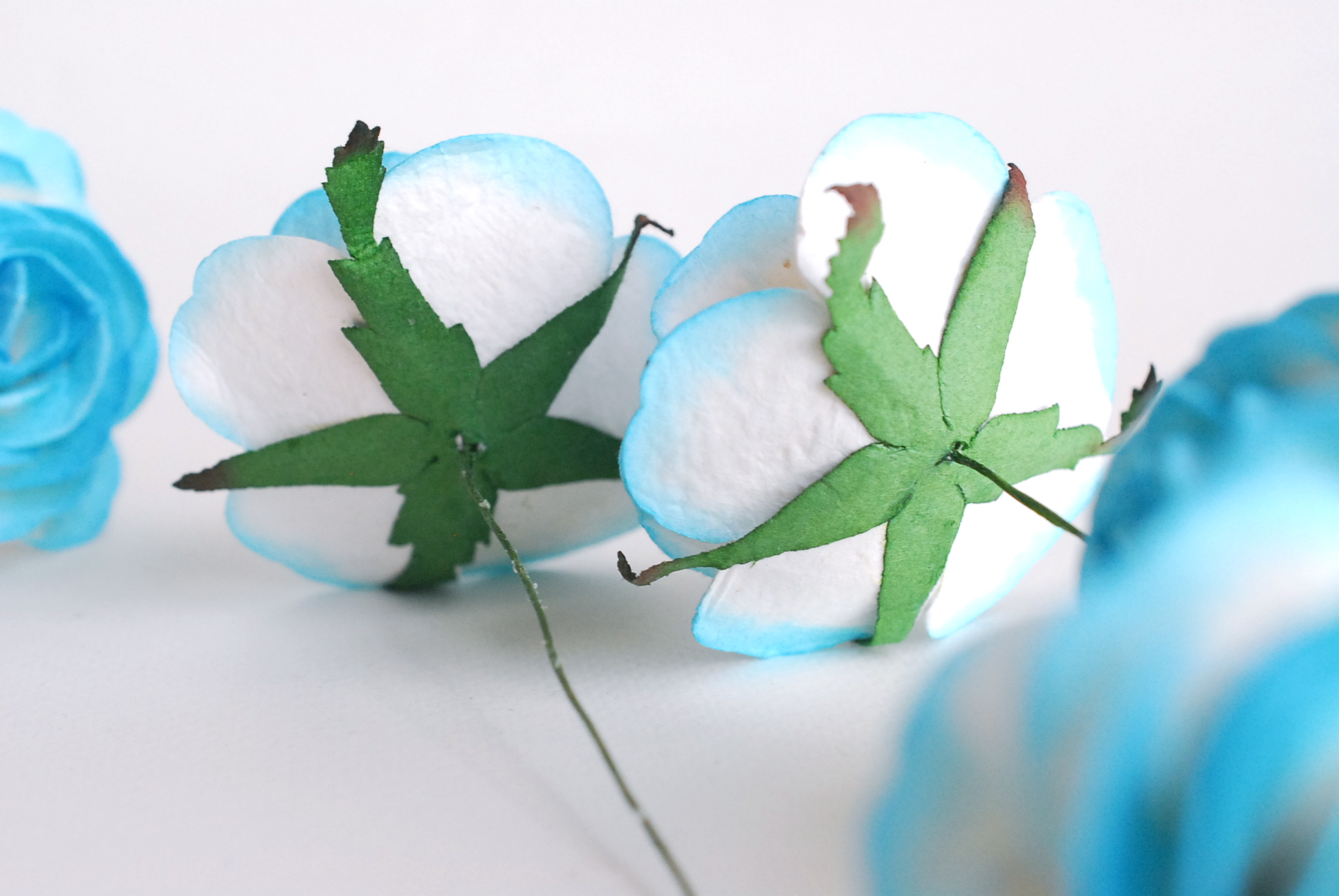 ดอกไม้กระดาษสา ขนา่ด 6.5 cm., สำหรับของชำร่วย, งานแต่งงาน, สีฟ้าปัดขาว Paper flower, handmade flowers supplies, wedding decoration:10 Pieces mulberry rose, 6.5 cm. blue sky brush white color.