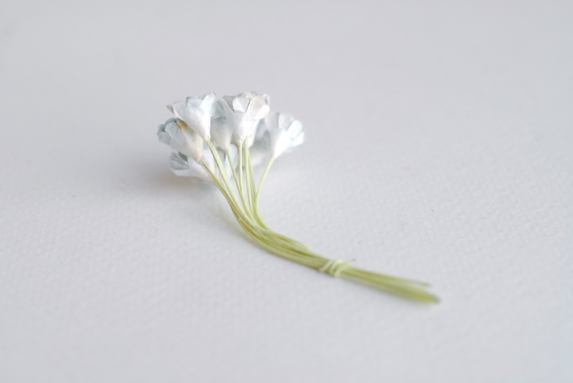 ดอกไม้ประดิษฐ์, ดอกไม้กระดาษสา, ดอก gypsophila, ดอกยิปโซ งานประดิษฐ์ตกแต่งของชำร่วย, ดอกไม้ทำพานพุ่ม, พานรับไหว้, ขนาด 1 cm. สีฟ้าตุ่นปัด