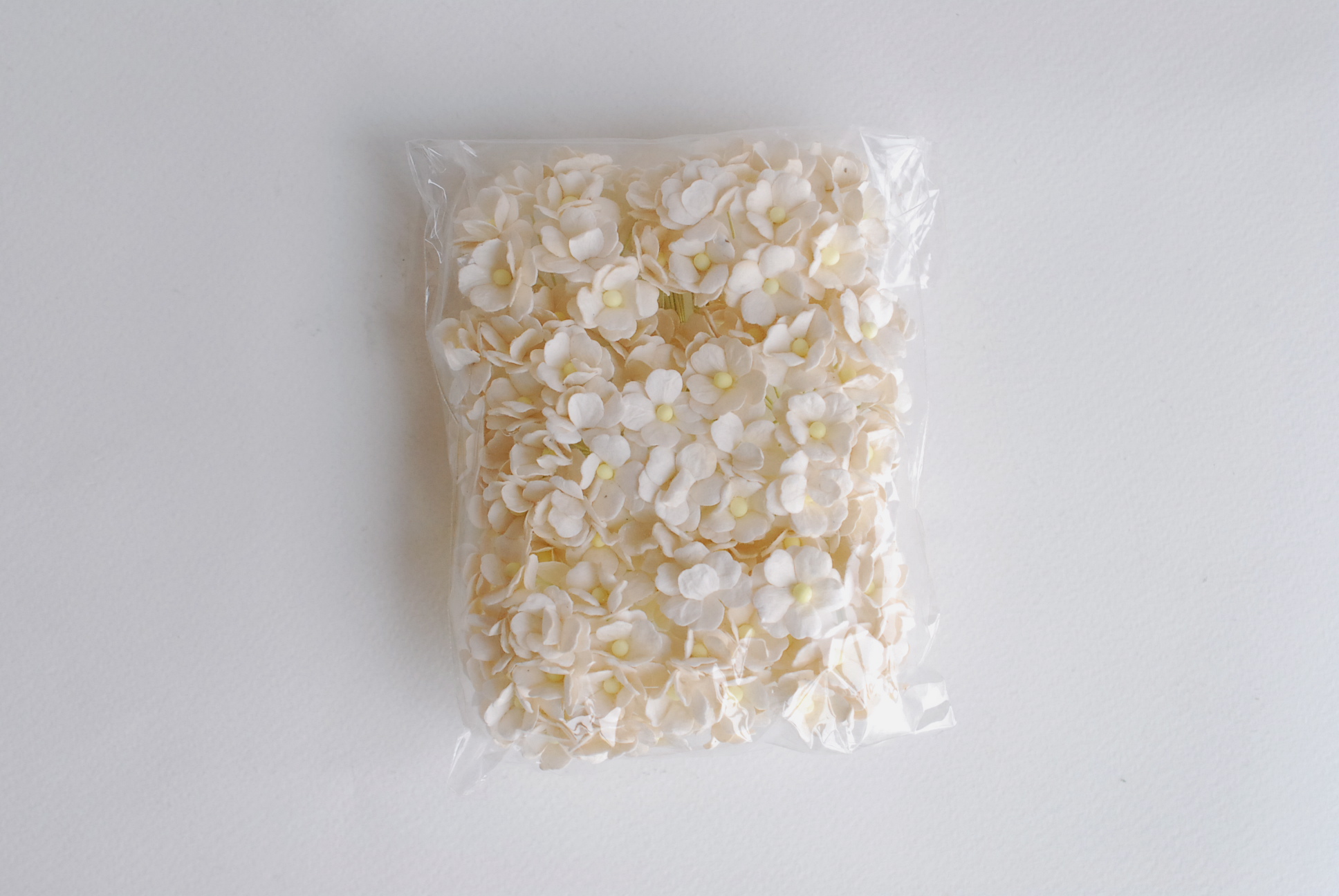 ดอกไม้กระดาษสา ราคาส่ง, ดอกไฮเดรนเยียกระดาษสา ดอกไม้ประดิษฐ์ ตกแต่งงานแต่งงาน ประดิษฐ์ข้อมือเพื่อนเจ้าสาว ขนา่ด 1.5 cm., สำหรับของชำร่วย, งานแต่งงาน, ดอกไม้ทำข้อมือเจ้าสาว สีขาวอ๊อฟไวท์ จำนวน 100 ดอก Paper flower,100 Pieces mulberry hydenyia, ofwhite colo