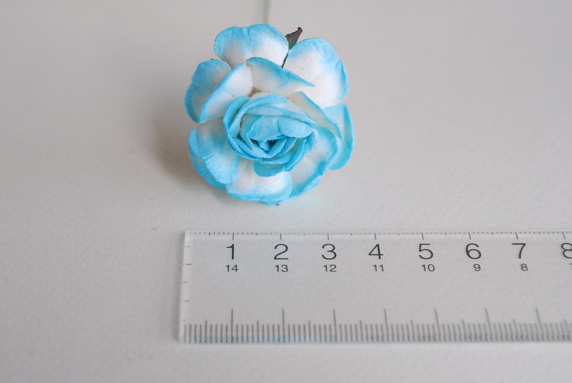 ดอกไม้กระดาษสา ดอกกุหลาบกระดาษสา ดอกไม้กุหลาบ ดอกไม้ประดิษฐ์ สำหรับตกแต่ง หรืองานแต่งงาน สีฟ้าเข้มปัดขาว ขนาด 3.5 cm. จำนวน 25 ดอก Paper flowers, handmade flowers, small roses paper size 3.5 cm. 25 pieces, blue sky brush white color.