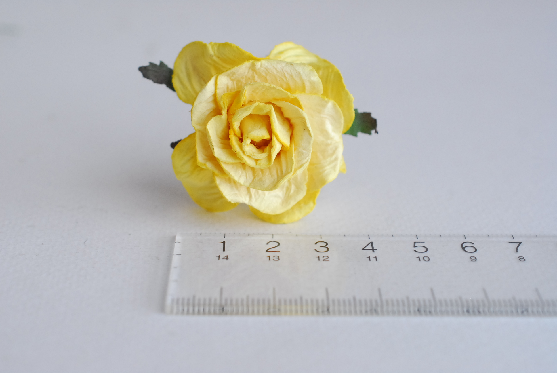 ดอกไม้ประดิษฐ์ ดอกไม้กระดาษสา ตกแต่งงานแต่งงาน งานแต่งงาน ดอกไม้ทำมงกุฎ ดอกกุหลาบขนาด 4 cm. 25ดอก กลีบบิด สีเหลือง yellow color