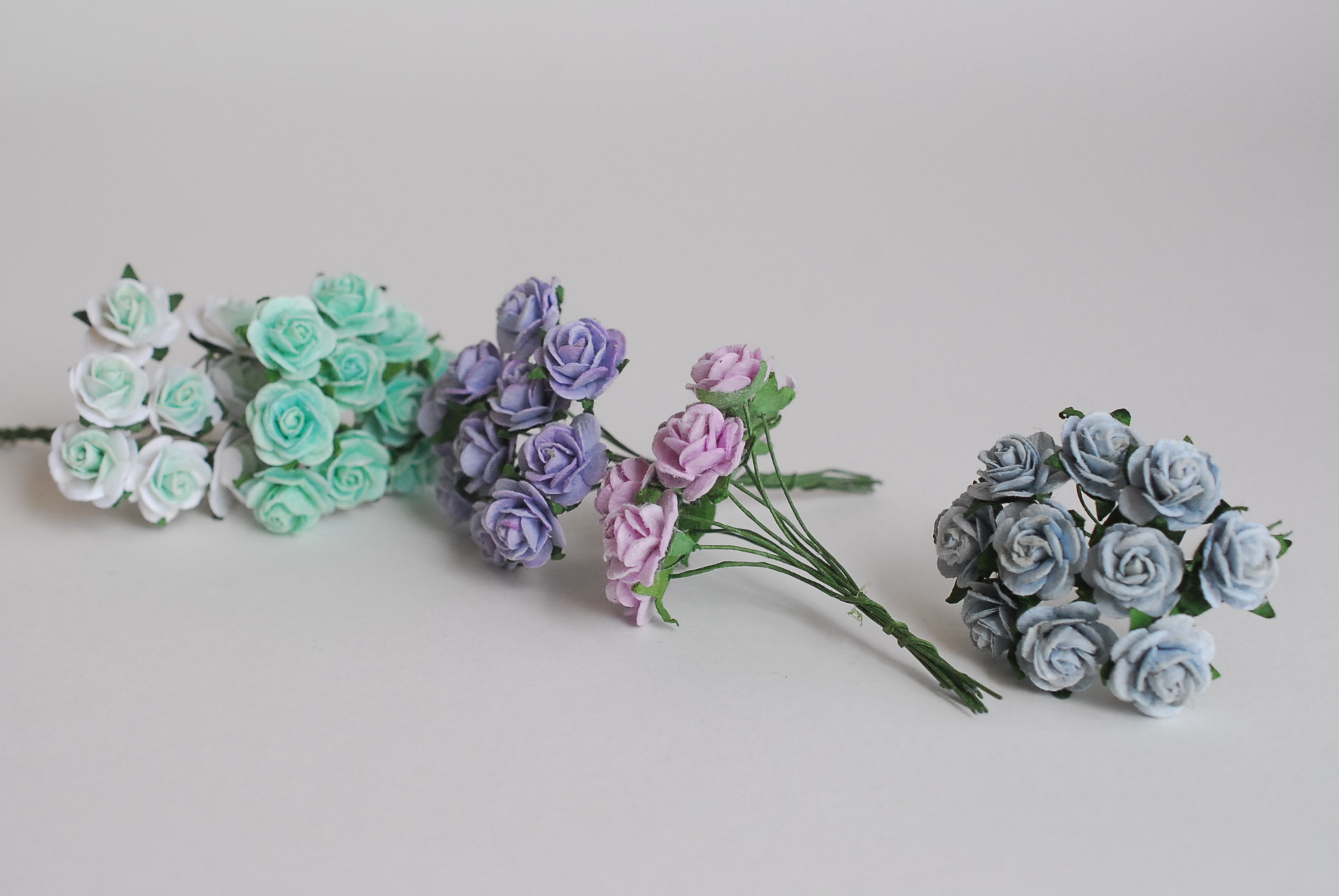 ดอกไม้กุหลาบกระดาษ, ดอกกุหลาบกระดาษสา ดอกกุหลาบจิ๋ว ดอกกุหลาบกระดาษสา สำหรับประดับ ตกแต่งของชำร่วย, งานแต่งงาน สีMIXED ม่วงอ่อน ม่วงตุ่น มิ้น มิ้น-ขาว และ ฟ้าตุ่น ขนาด 1.5 cm. จำนวน 100 ดอก