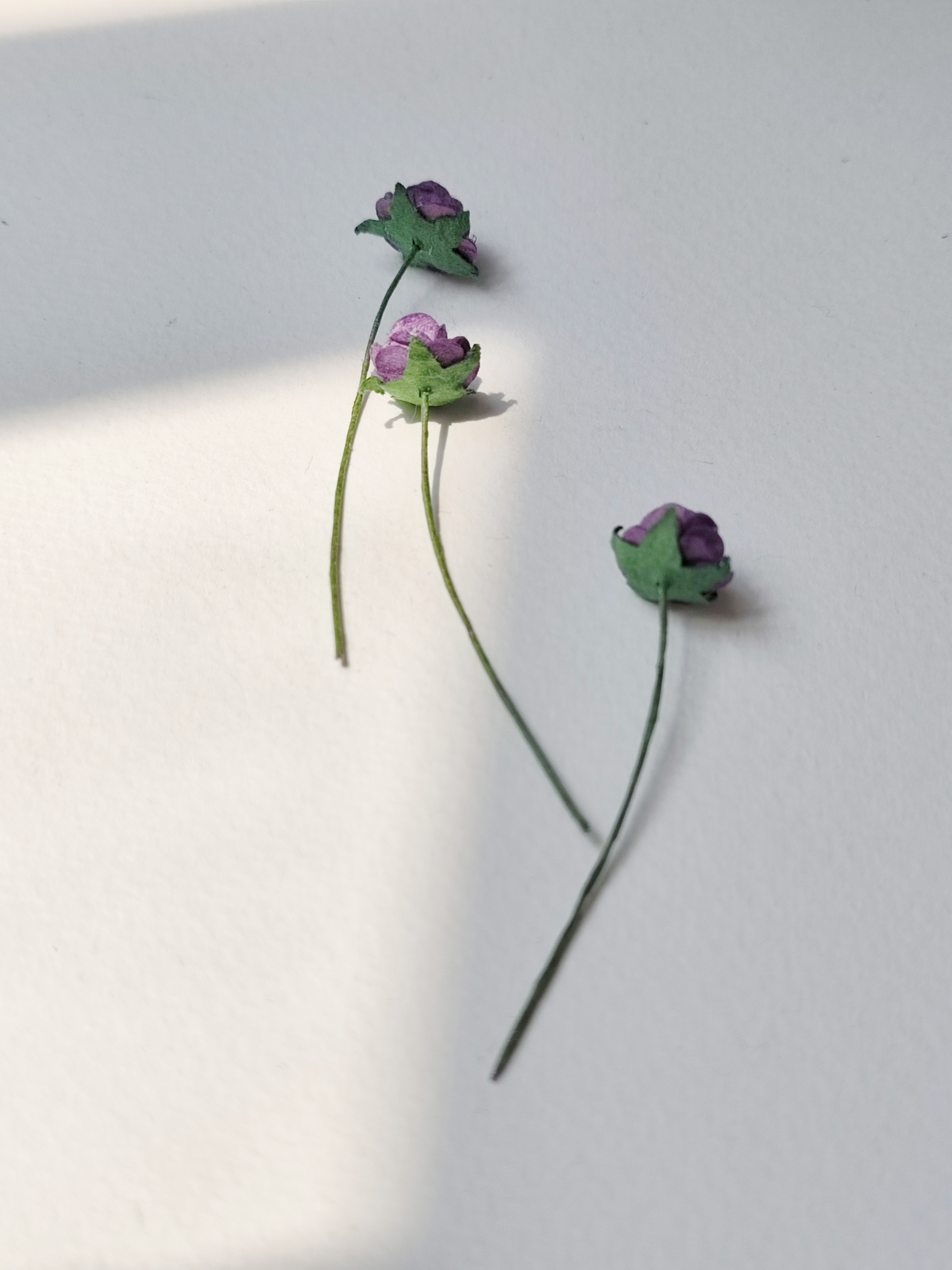 ดอกไม้กระดาษสาสำหรับตกแต่ง ของชำร่วย ดอกกุหลาบจิ๋วกระดาษสา สีม่วงเข้ม ขนาด 1 cm. จำนวน 100 ดอก/1 ถุง