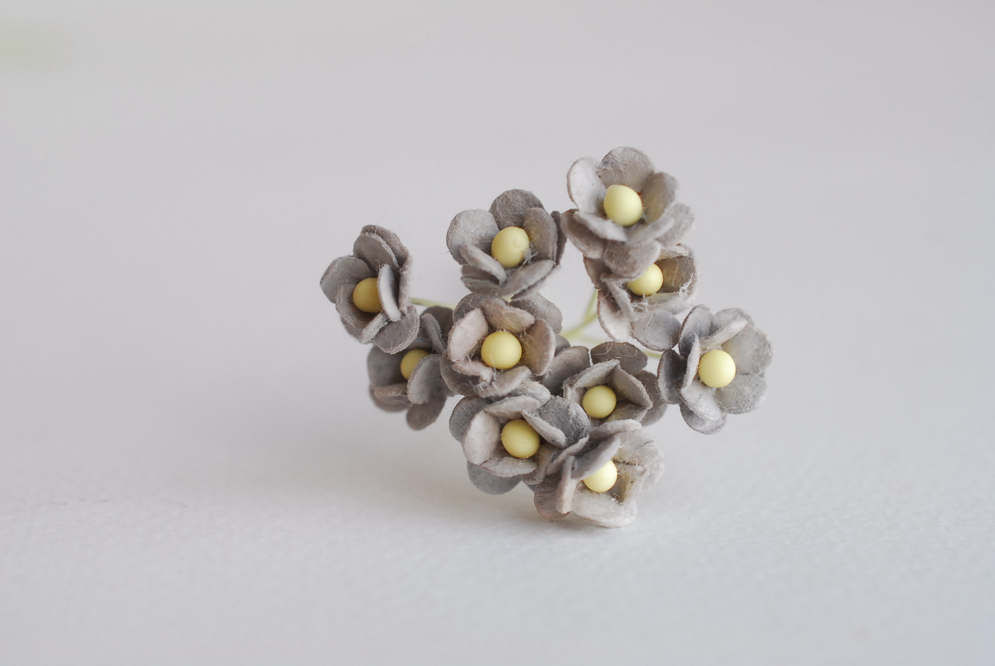 ดอกไม้กระดาษสา ดอกไม้กระดาษสาราคาส่ง ดอกไม้กระดาษสำหรับตกแต่ง งานแต่งงาน หรือติดของชำร่วย ดอก creeping lady 100 ดอก ขนาด 0.8 cm. คละสีพาสเทล Small Paper Flower with stem, , 100 pcs., size 0.8 cm., creeping flowers 2 layers, pastel mixed rainbow color.