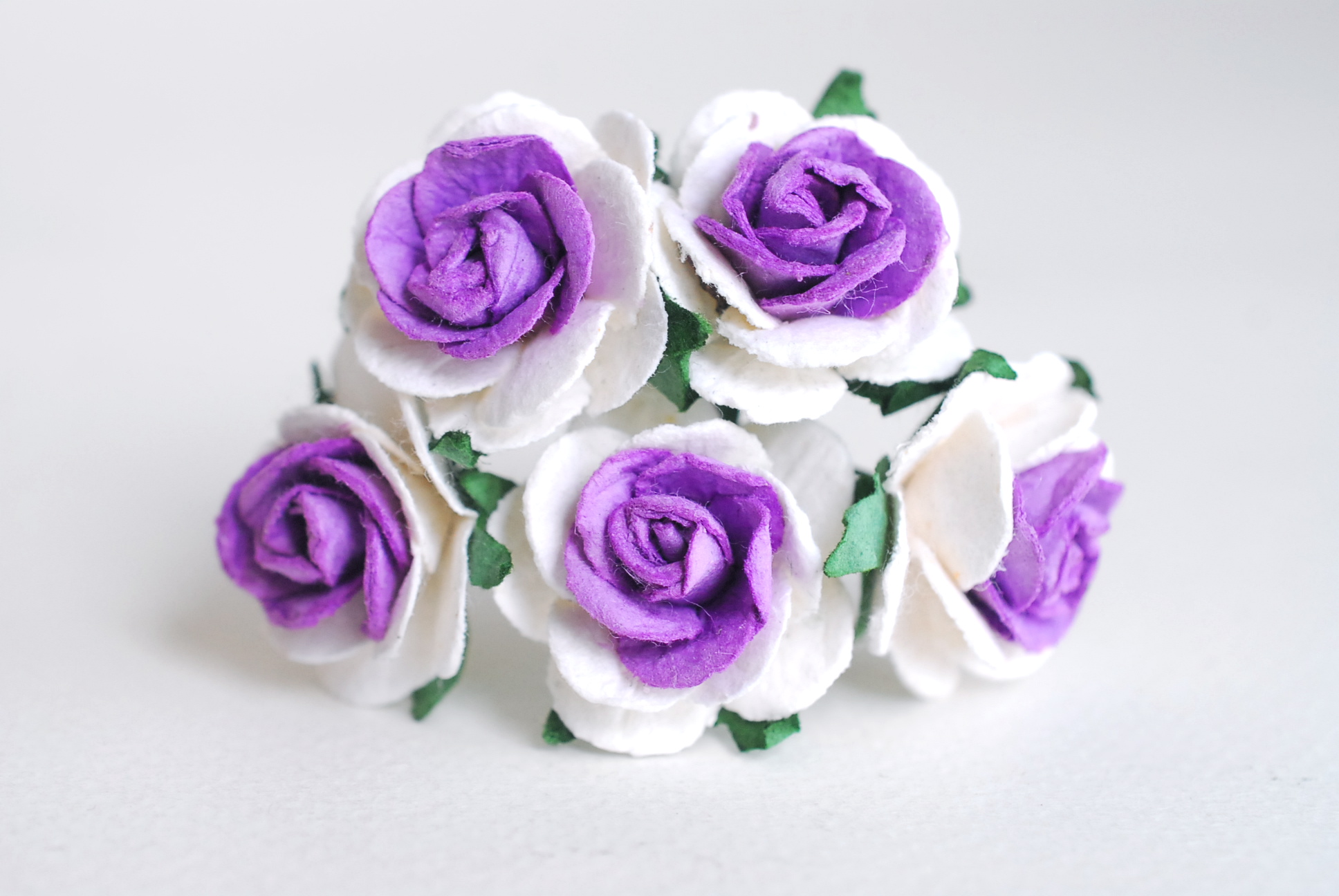 ดอกไม้กระดาษ ดอกไม้กระดาษสา ราคาส่ง,ดอกไม้กุหลาบกระดาษ ดอกกุหลาบกระดาษสา ดอกไม้ประดิษฐ์ สำหรับตกแต่ง หรืองานแต่งงาน สีม่วงขาว 2 tone ขนาด 2.5 cm. จำนวน 50 ดอก