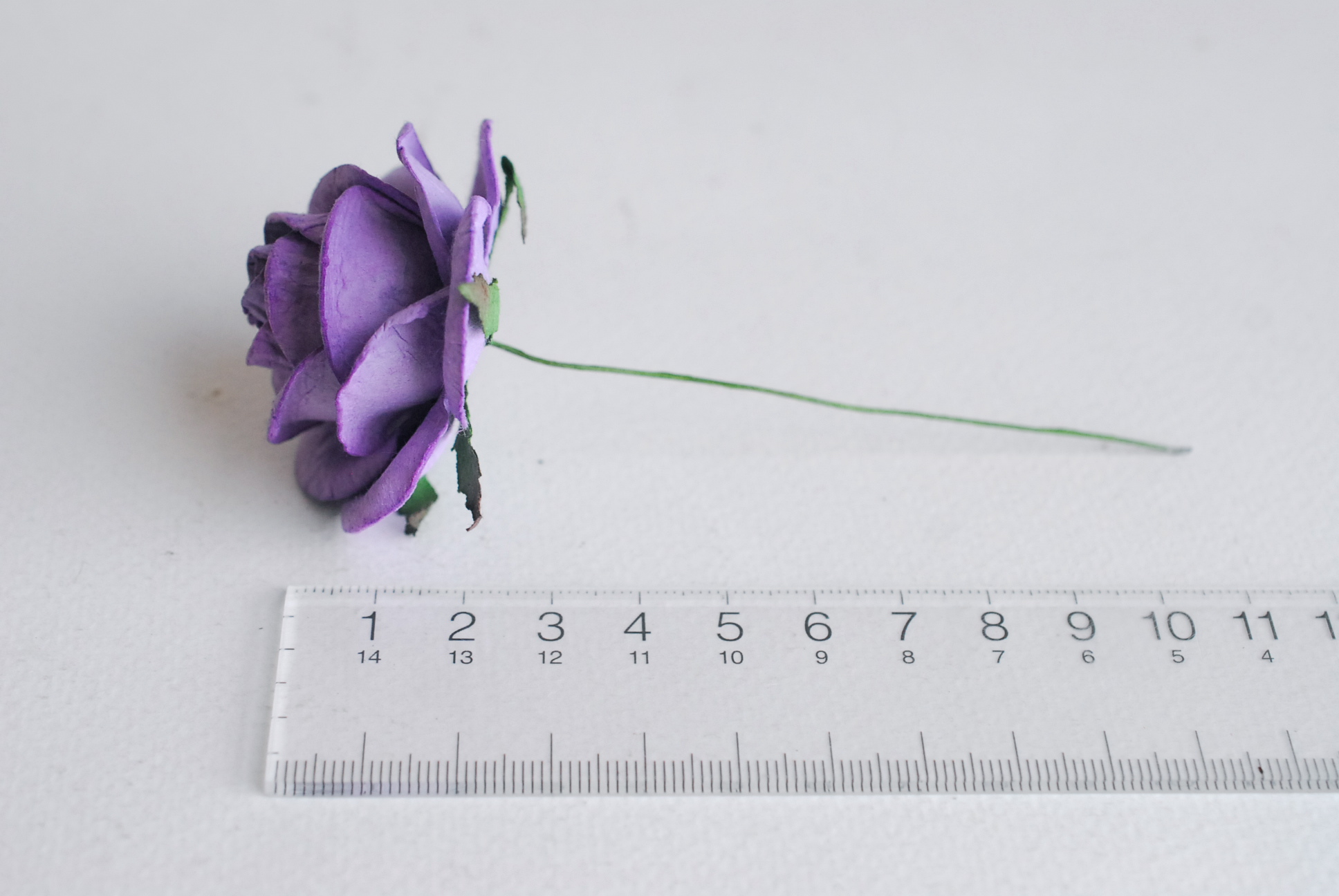 ดอกไม้กระดาษสาราคาส่ง, ดอกกุหลาบกระดาษสา ดอกไม้ประดิษฐ์ ตกแต่งงานแต่งงาน ขนาด 4.5 cm., สำหรับของชำร่วย, งานแต่งงาน, ดอกไม้ทำข้อมือเจ้าสาว สีม่วง Paper flower,20 Pieces mulberry rose, 4.5 cm. purple color.