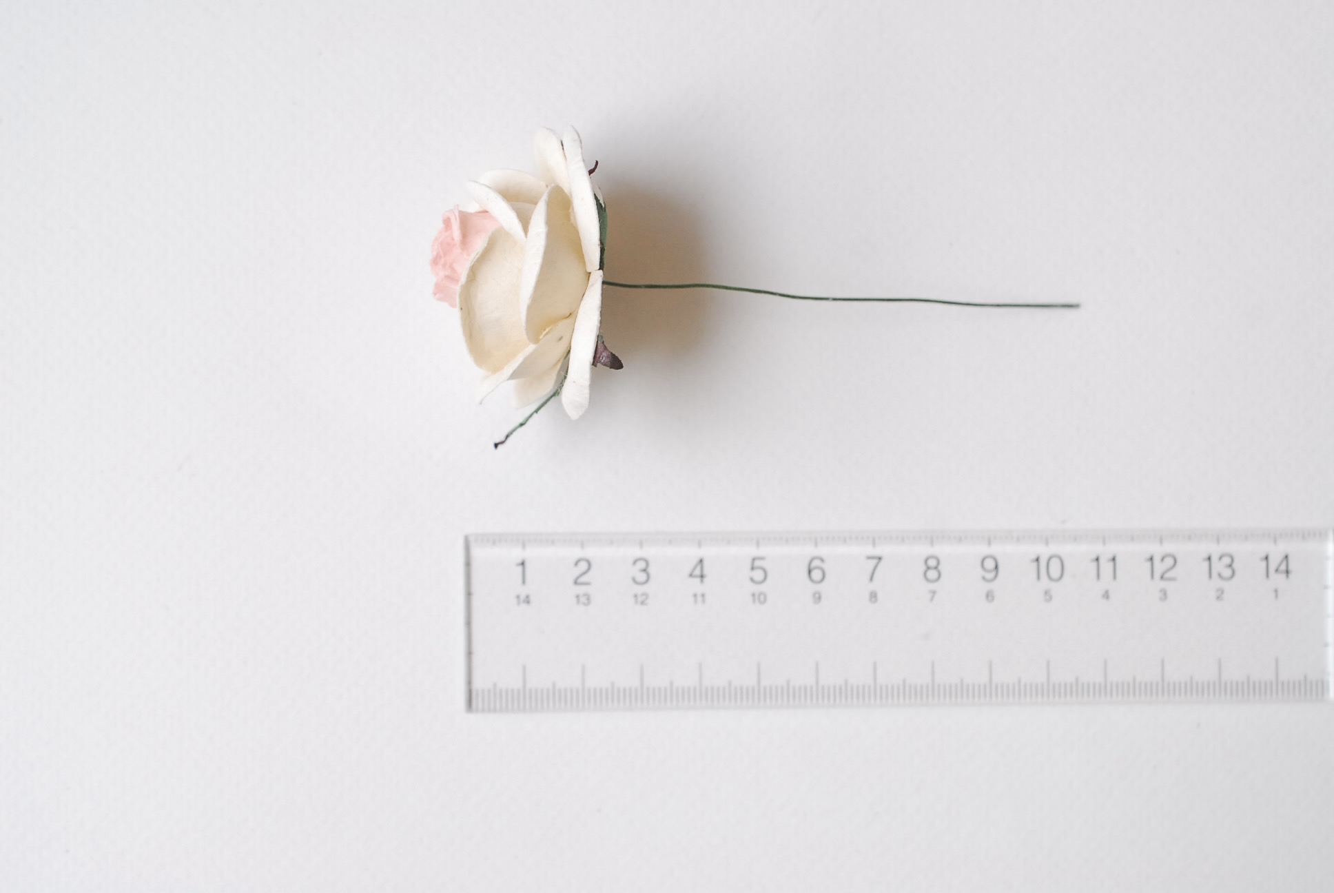 ดอกไม้กระดาษสา ราคาส่ง, ดอกกุหลาบกระดาษสา ดอกไม้ประดิษฐ์ ตกแต่งงานแต่งงาน ขนาด 4.5 cm. สีชมพูอ่อน–ขาว , สำหรับของชำร่วย, งานแต่งงาน, ดอกไม้ทำข้อมือเจ้าสาว Paper flower,20 Pieces mulberry rose, 4.5 cm. pale pink–white color.