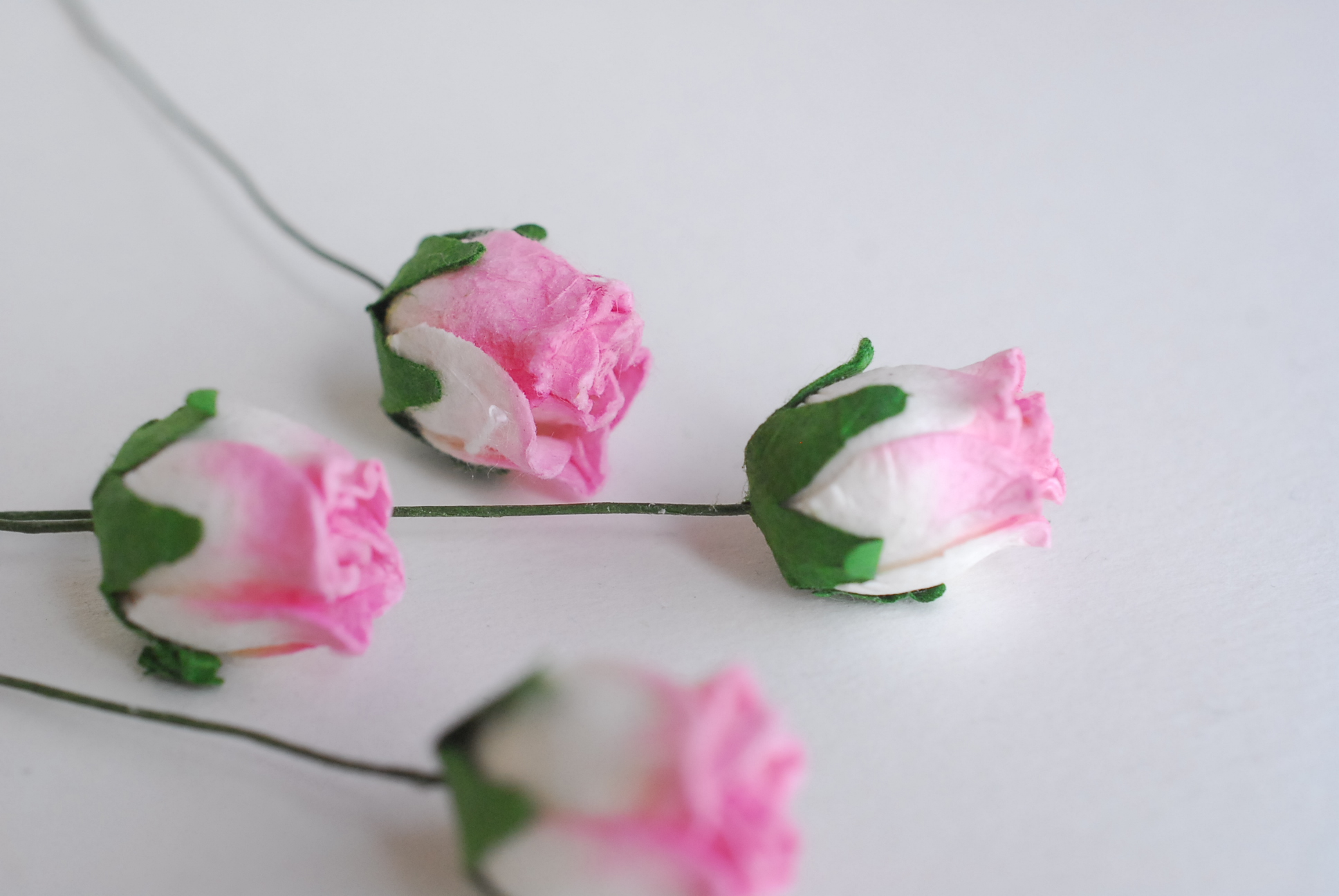 ดอกไม้กระดาษสา ดอกไม้กระดาษสา จตุจักร งานประดิษฐ์ ดอกไม้ทำข้อมือเพื่อนเจ้าสาว แต่งงาน, ดอกกุหลาบตูม 50 ดอก สีชมพูปัดขาว ขนาด 1.5 x 1.5 cm. paper flowers, budding roses flower 1.5x1.5 cm. 50 pieces. pale pink brush white color.